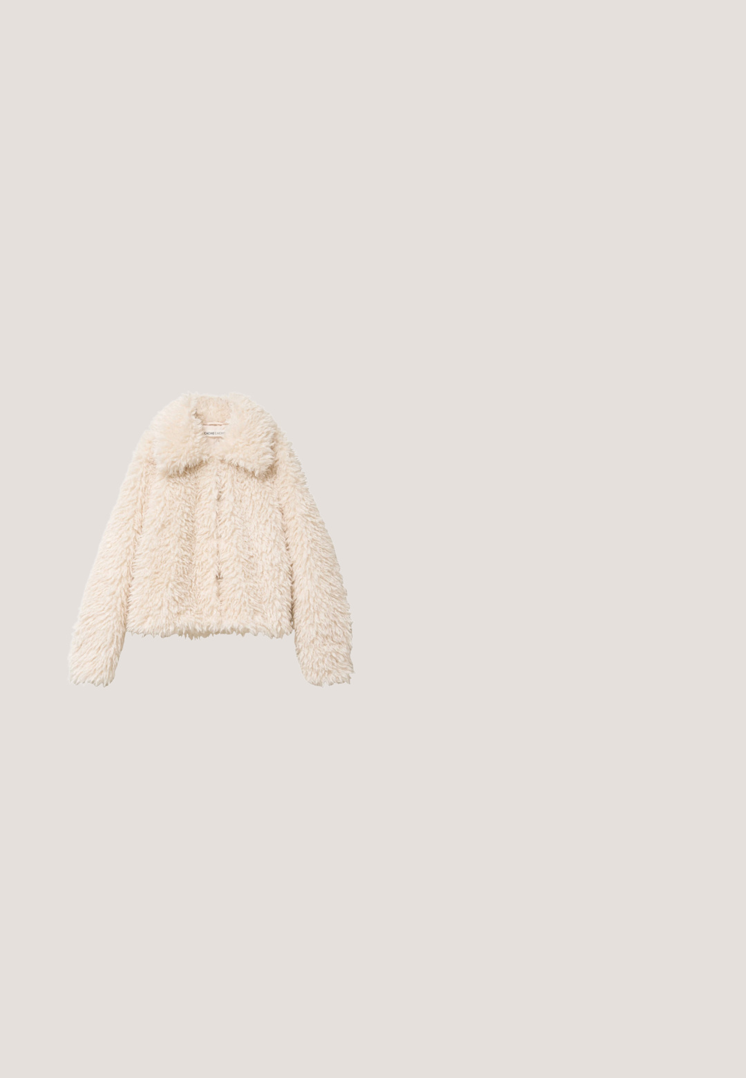 Kurzer Mantel aus Kunstfell in hellem Beige, mit einem weiten Kragen, strukturiertem Obermaterial und vorderem Knopfverschluss. Weicher, plüschiger Stoff mit langen Ärmeln.; V-Ausschnitt, langärmliger Pullover in Helllila. Weicher, strukturierten Stoff mit lockerer Passform und subtilen Melange-Muster.; Weißer, weit geschnittener Stoffhosen aus Baumwolle mit Vordertaschen, Knopfverschluss und einem klaren, schlichten Design.; Weißer Sneaker mit niedrigem Schaft, beiger Wildlederkappe, Gummisohle, Seitenstreifen, Schnürsenkeln und goldenem "CAVAL"-Logo am Fersenbereich.; Weiße Schultertasche mit abnehmbarem Riemen und einem Metall-Logoverschluss an der Vorderklappe, vor einem weißen Hintergrund präsentiert.; Silberne Creolen mit einem strukturierten, organischen Design. Jede Ohrringe hat eine glatte, abgerundete Form und ein poliertes Finish.