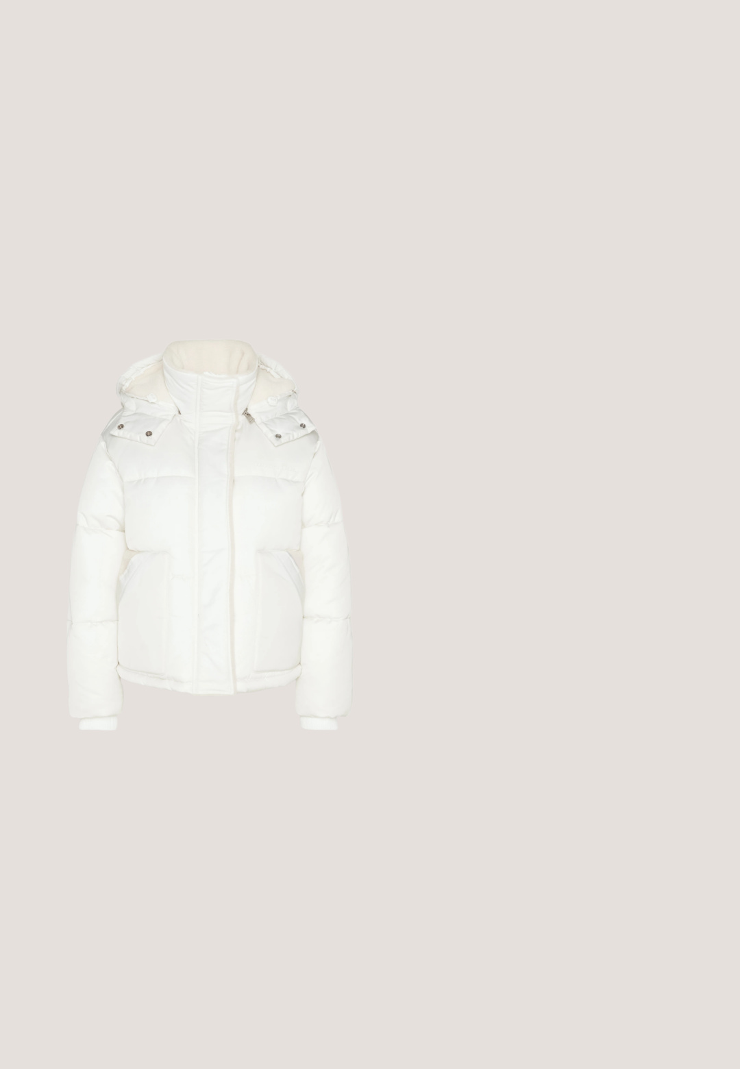Colourful Rebel RYA CONTRAST PUFFER JACKET - Winterjacke - off white; Crewneck-Sweatshirt in Off-White, aus weichem Baumwollmix gefertigt. Mit langen Ärmeln, lockerer Passform sowie geripptem Saum und Ärmelbündchen.; Weiße ausgestellte Jeans aus Baumwoll-Denim, mit hoher Taille, Knopfverschluss und vier Taschen sowie einer glatten Textur.; Weiße Knöchelstiefel mit einer weichen, strukturierten Oberfläche, ausgestattet mit einer klobigen Gummisohle und einer skulpturalen Form für ein modernes Design.; Schwarze Kunstfell-Handtasche mit weicher Textur, runder Form und einem stabilen schwarzen Leder-Schulterriemen. Sichtbare silberne Hardware-Akzente.; Silberne herzförmige Vorhängeschlösser mit eingravierten "JA"- und "NEIN"-Texten, polierte Oberfläche, symmetrisches Design und einem robusten Metallverschluss.