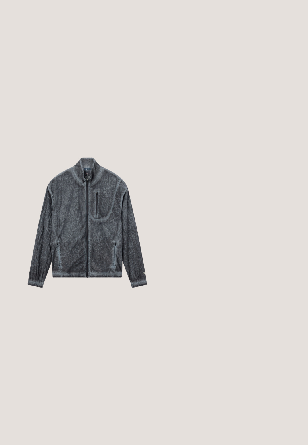 Graue Jacke mit Reißverschluss und strukturierter Oberfläche, Stehkragen und langen Ärmeln. Verfügt über eine Reißverschlusstasche auf der Brust und elastische Bündchen.; Grauer Pullover aus Baumwollmischung mit Rundhalsausschnitt, langen Ärmeln und großem schwarzem "Champion"-Logo auf der Vorderseite.; Lila T-Shirt mit kurzen Ärmeln von Champion, mit dem Aufdruck "Champion XXL Training Academy" auf der Vorderseite und dem Logo auf dem Ärmel.; Schwarze Shorts aus leichtem Material mit einem elastischen Bund, zwei seitlichen Taschen und einem kleinen Logo auf der unteren rechten Seite.; Schwarzer Schnürknöchelstiefel mit gepolstertem Kragen, dicker profilstarker Sohle und kleinem Logo an der Ferse, von der linken Seite gezeigt.; Schwarze Polyester-Tasche mit glatter Textur, ausgestattet mit einem silbernen Skull-and-Crossbones-Logo und einem seitlichen Griff mit einem geflochtenen Kordel-Detail.