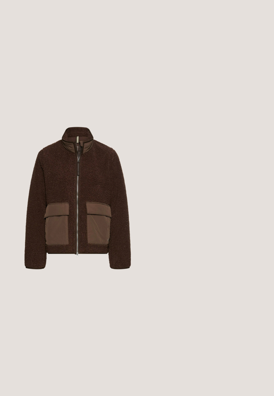 Bruine fleecejas met rits, twee grote voorzakken met klep en een opstaande kraag, gelaagde en casual stijl.; Brun sweatshirt gemaakt van zachte stof, met een ronde hals, verlaagde schouders en geribbelde manchetten voor een ontspannen pasvorm. Eenvoudig ontwerp met effen kleur.; Donkerbruin katoenen T-shirt met korte mouwen, opgerolde manchetten en ronde hals, maat small, weergegeven tegen een effen witte achtergrond.; Bruine wijde sweatpants met een elastische tailleband en verstelbaar koord. Zacht materiaal, voorzien van zijzakken en een relaxte uitstraling.; Bruine leren en suède sneaker met beige accenten, meshpanelen, ronde neus, vetersluiting en gestructureerde rubberen zool.; Bruine suède heuptas met twee zilveren ritsen, een ritsvak aan de voorkant en een verstelbare strap op een witte achtergrond.