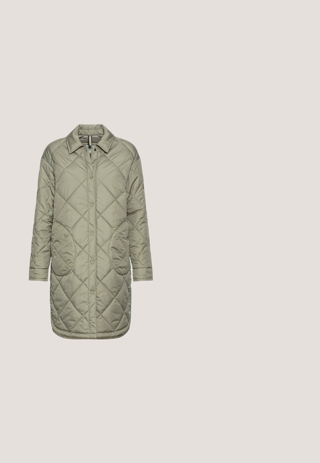 Gequilte lange jas in licht olijfgroen, met drukknoopjes, zijzakken, een kraag en een gladde, glanzende buitenkant.; Khaki groene gebreide trui met een V-hals, lange mouwen en ribbelstructuur. Bevat een klein geel label op de halslijn.; Khaki shirtjurk van textiel katoen, met een knoopsluiting aan de voorkant, kraag, lange mouwen en twee borstzakken.; Bruine leren veterschoen tot de enkel met een zijgesp, ronde neus, robuuste zool en stiksels voor extra textuur.; Olijfgroene leren handtas met een gebogen vorm, voorzien van een gestreepte stoffen schouderband in een beige en zwart geometrisch patroon, met een bovenste ritssluiting.; amor Ketting - silberfarben
