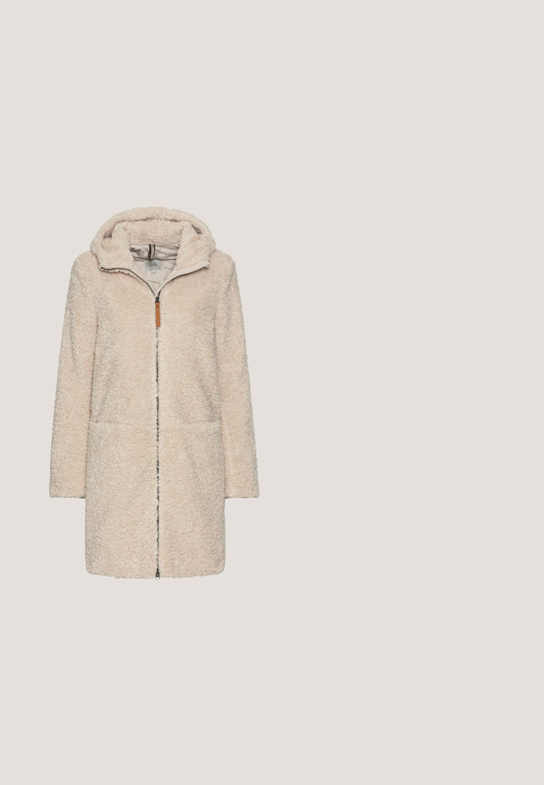 Beige fleecejakke med hætte, fuld lynlås, to forreste lommer og en blød, struktureret overflade. Har en læder lynlås træk accent.; Hvid rippet langærmet T-shirt med rund hals, tætsiddende pasform og lille logomærke ved bundkanten.; Lyseblå high-waist slim-fit jeans med for- og baglommer, knaplukning og bæltestropper på en hvid baggrund.; Beige sneaker med detaljer i metallisk guld, der har en glat læderoverdel, traditionel snørelukning og en hvid gummisål.; Taupe stof skuldertaske med en enkelt skulderrem, for-lynlåslomme, lille påsat pung og aftagelig crossbody rem.; Rose gold halskæde med en delikat kæde og en blomsterr pendant med små klare sten omkring et hult midtpunkt.