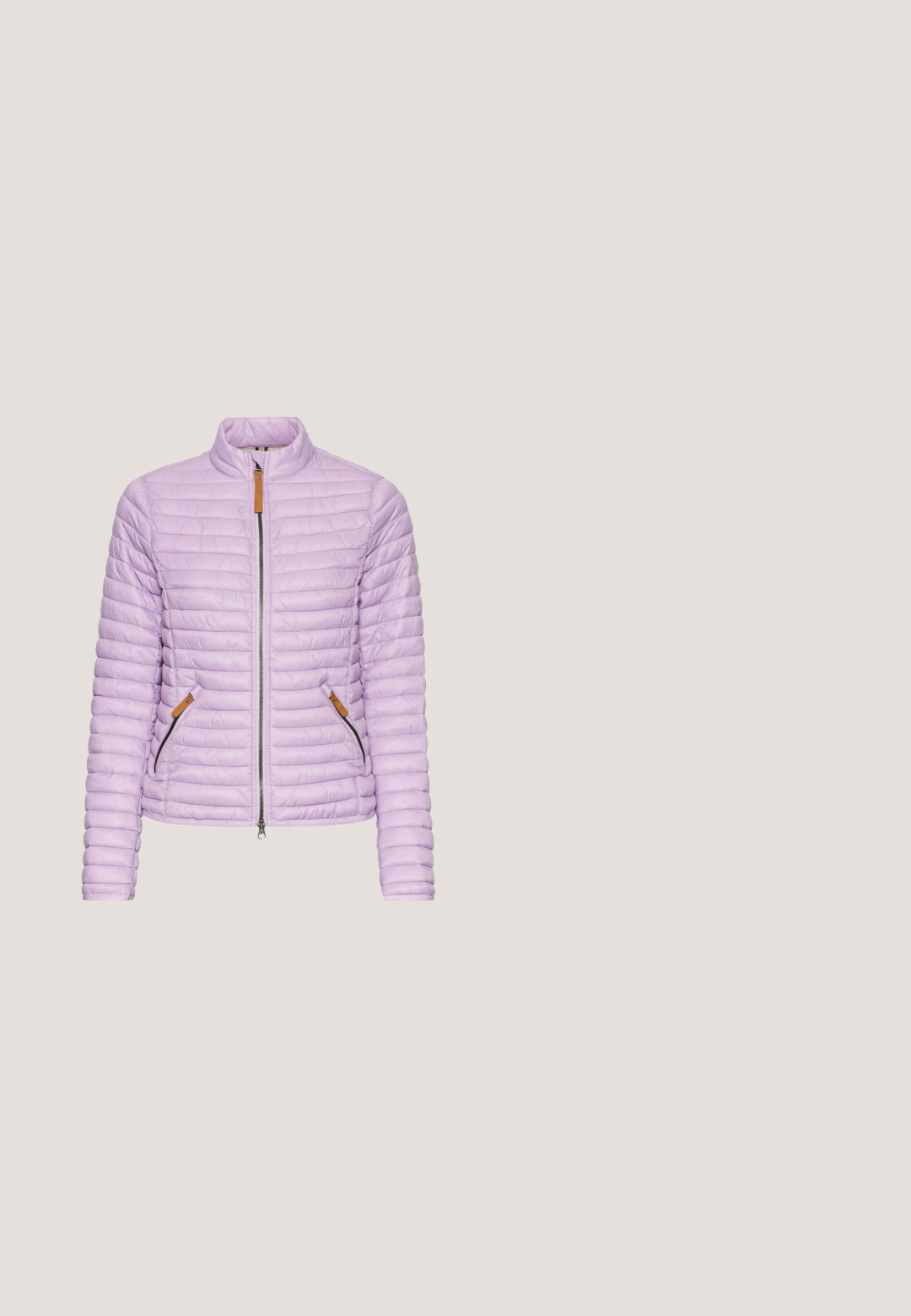 Veste matelassée violet clair avec un col haut, fermeture éclair sur toute la longueur à l'avant et deux poches zippées. Présente des accents beiges contrastants.; Cardigan en tricot rose à manches longues, col rond, fermeture à boutons sur le devant et poignets et ourlets côtelés. Texture douce et coupe légèrement ample.; T-shirt femme blanc à manches courtes, ajusté, côtelé, col rond avec une petite étiquette de taille à l’intérieur du col.; Jean droit bleu clair avec poches avant, passants pour ceinture et fermeture par bouton, conçu pour un style décontracté.; Chaussure de sport avec un extérieur en daim blanc, rose et beige, une semelle en caoutchouc texturée, et un détail de fermeture éclair latérale avec une étiquette décorative.; Petit sac bandoulière rectangulaire en cuir rose avec une bandoulière ajustable rayée beige et rose sur fond beige.