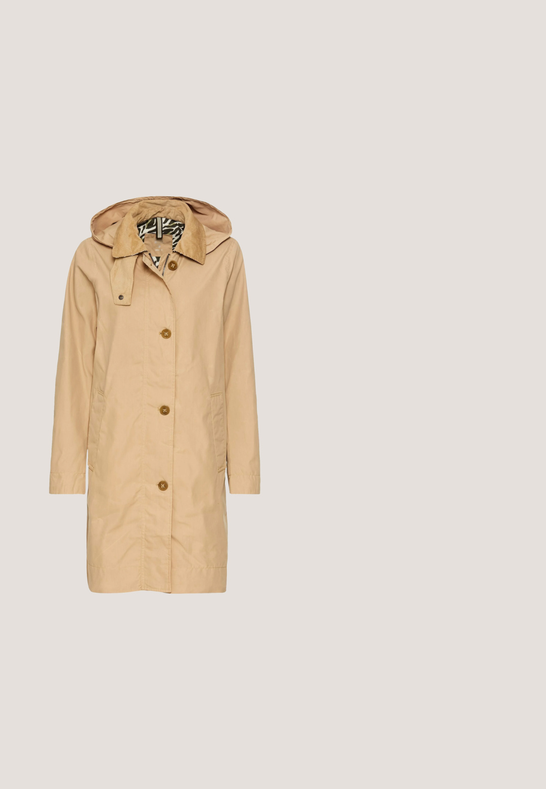 Beige vandtæt trenchcoat med en fløjlskrave, knaplukning foran og to sidelommer. Designet med en hætte og et mønstret for.; Lyseblå bluse med solid bagpanel og lange, puffede blondeærmer med cirkulære blomsterudskæringsmønstre og knapmanchetter.; Lyseblå denim bukser med brede ben og høj talje, der har lynlås og fem lommer samt en ren kant. Blød tekstur og klassisk design.; LOLA CASADEMUNT Sneakers - off white; Hvid Guess håndtaske med subtilt beige logomønster, to håndtag, guldfarvet hardware og hængende nøgleringscharms på en ensfarvet hvid baggrund.; Guld hoops øreringe med en glat finish og prydet med klare rhinsten langs den ene side. Rund form med hængselåbning.