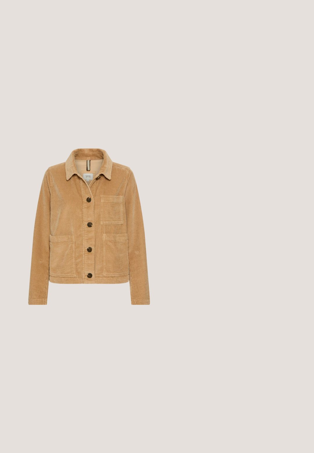 Beige Cordjacke mit langen Ärmeln, Knopfleiste vorne und zwei Vorderaschen. Hervorstechend aufgrund des strukturierten Stoffes und des Kragen Designs.; Dunkelbrauner Langarm-Cardigan mit rundem Ausschnitt und zentralem Knopfverschluss vorne auf weißem Hintergrund.; Braunes kurzärmliges Poloshirt mit klassischem Kragen, drei-knöpfiger Knopfleiste und strukturiertem Strickstoff. Lässige, entspannte Passform.; Dunkelblaues, weites Jeanspaar mit hoher Taille, das über fünf Taschen, kontrastierende Nähte und einen rohen Saum am unteren Ende verfügt.; Brauner Veloursleder-Sneaker mit niedrigem Schnitt, weißen Schnürsenkeln und einem weißen Logo mit zwei sitzenden Figuren an der Seite sowie weißem Fersendetail.; Braune zylindrische Lederhandtasche mit goldfarbenem Verschluss und Beschlägen, doppelten Schulterriemen und einem Markenlederanhänger an der Seite.