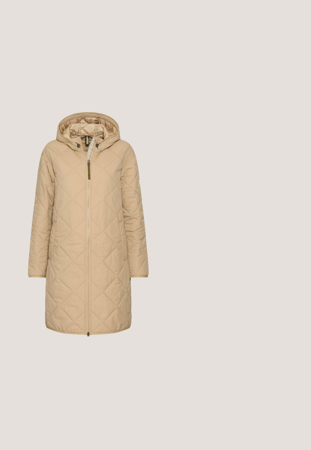 Beige quiltet frakke med hætte, der har en frontlynlås og sidelommer. Glat tekstur med diamantmønster og lange ærmer.; Langærmet sweatshirt i creme med ribkanter ved manchetter og bund, med teksten "CITY CLUB Studio Society DISTRICT 22" på øverste venstre bryst.; Beige bukser i strækstof med bred, høj talje. Lige ben uden lommer eller dekorative elementer. Glat tekstur.; Beige Chelsea støvler med en glat læderoverdel og elastiske sidepaneler. Tyk, robust gummisål med karakteristisk mønster og trækstrop.; Læderhåndtaske i cremefarvet med top-håndtag, lynlåslomme foran og aftagelig skulderrem med beige mønster.; Guldtonet metalhalskæde med et fleksibelt, glat design. Har en lås til lukning og en justerbar kæde til længdevariation.