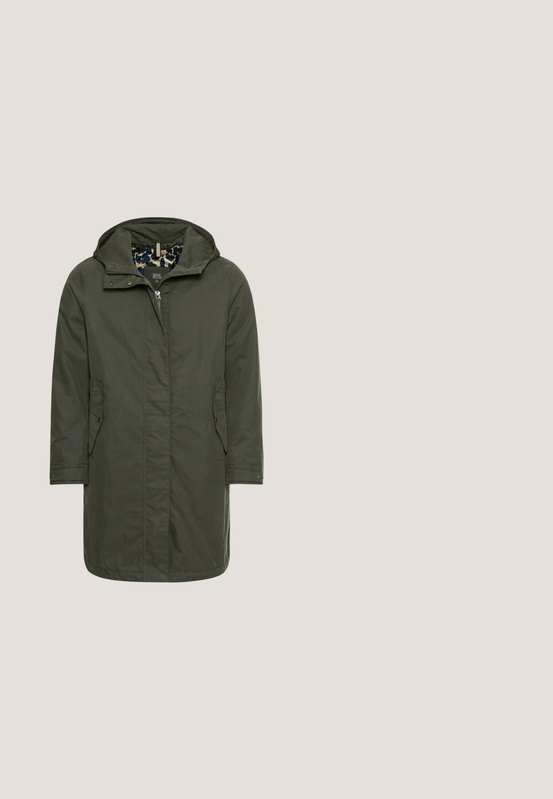 Lange olijfgroene parka met capuchon, ritssluiting en drukknopen aan de voorkant, en twee klepzakken, met luipaardprintvoering in de capuchon.; Khaki groene gebreide trui met een V-hals, lange mouwen en ribbelstructuur. Bevat een klein geel label op de halslijn.; Langsleeve shirt met afwisselende brede olijfgroene en romige strepen, ronde halslijn en zachte katoenstof. Minimaal merk op de zoom.; Olijfgroene cargobroek met een hoge taille, meerdere zijzakken, gestikte details en taps toelopende pijpen, gemaakt van stevig katoen.; Hoge zwarte rubberen laars met een gestructureerde afwerking, WODEN-logo op de zijkant en een versterkte zool met gesprenkelde accenten.; Oliën groen leren crossbodytas met ritssluiting, verstelbare band en een ronde hanger met een zilveren ankerlogo. Gladde textuur.