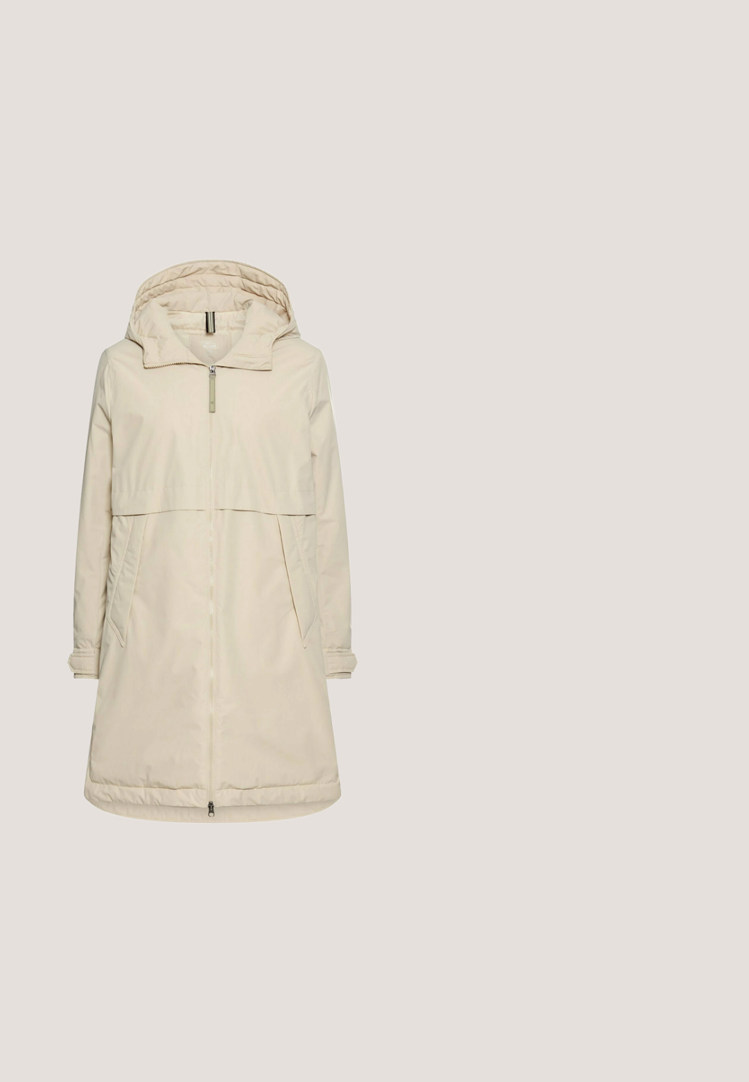 Lys beige lang vinterfrakke med hætte, frontlynlås, sidelommer og justerbare manchetter.; Beige strikket cardigan med V-udskæring, lange ærmer og seks knapper foran. Strukturstof med ribkant ved nederste kant og ærmer.; Langærmet hvid skjorte med lyserøde vandrette striber og rund halsudskæring, vist på en ensfarvet hvid baggrund.; Blå højtaljede straight-leg denim jeans med frontknap og lynlås, to forlommer og bæltestropper.; Lav sko med lavt snit i hvid og lyserød mesh, beige læderdetaljer, hvide snørebånd og en gummisål med Mustang-logo på siden og hælen.; Cremefarvet rektangulær crossbody taske med brun justerbar rem, frontlynlåslomme og sølvfarvet SF-logo på hvid baggrund.