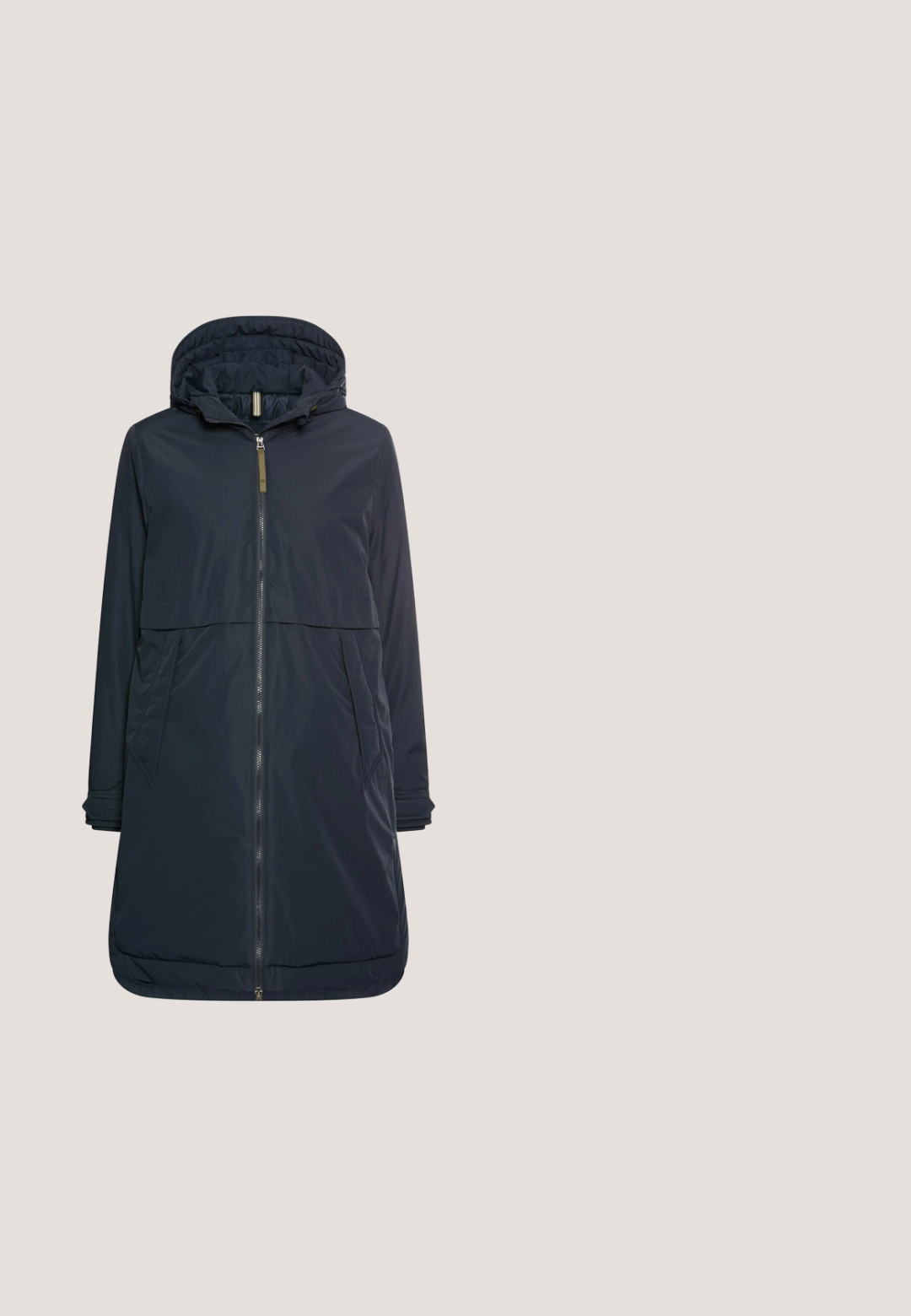 Marineblå lang hættejakke med frontlynlås og to sidelommer, designet til koldt vejr.; Marineblå langærmet sweater lavet af ribbet materiale. Har rund halsudskæring og en lige skæring i sømmen. Blød tekstur.; Hvid langærmet skjorte med vandrette navyblå striber og rund halsudskæring, vist fladt på en hvid baggrund.; Mørke denimjeans med en bred elastisk talje, der har to forlommer og et tætsiddende design. Glat tekstur med let stræk.; Mørkeblå ankelstøvler med blød hvid foring, tekstureret ruskindsoverdel, kontrasterende grå snørebånd og en kraftig hvid sål med grå accenter.; Marineblå læder crossover taske med en buet klap, der har en mønstret rem i blå og creme geometriske designs. Inkluderer aftagelig rem.