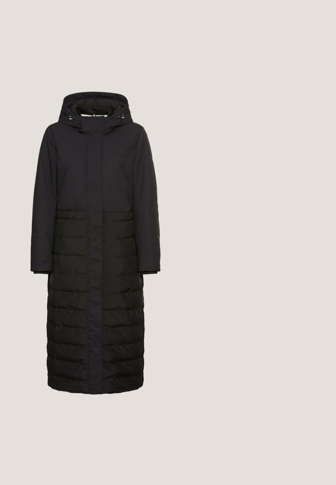 Lang zwarte gewatteerde winterjas met capuchon, volledige rits aan de voorkant en gestikte onderkant.; T-shirt met lange mouwen en ronde hals met horizontale zwart-witte strepen, licht verlaagde schouders en een losse pasvorm.; Donkergrijze denim jeans met een relaxte pasvorm, voorzien van vijf zakken, een knoopsluiting en subtiele vervaging aan de voorkant en achterkant.; Zwarte sneaker van lakleer met zwarte veters, een zijrits en een zwarte zool met een dunne gouden streep.; TOM TAILOR TILLY CROSS BAG S - Schoudertas - schwarz   black; Paar glanzende zilverkleurige metalen oorbellen met een verweven lusontwerp en achterste sluitingen op een witte achtergrond.