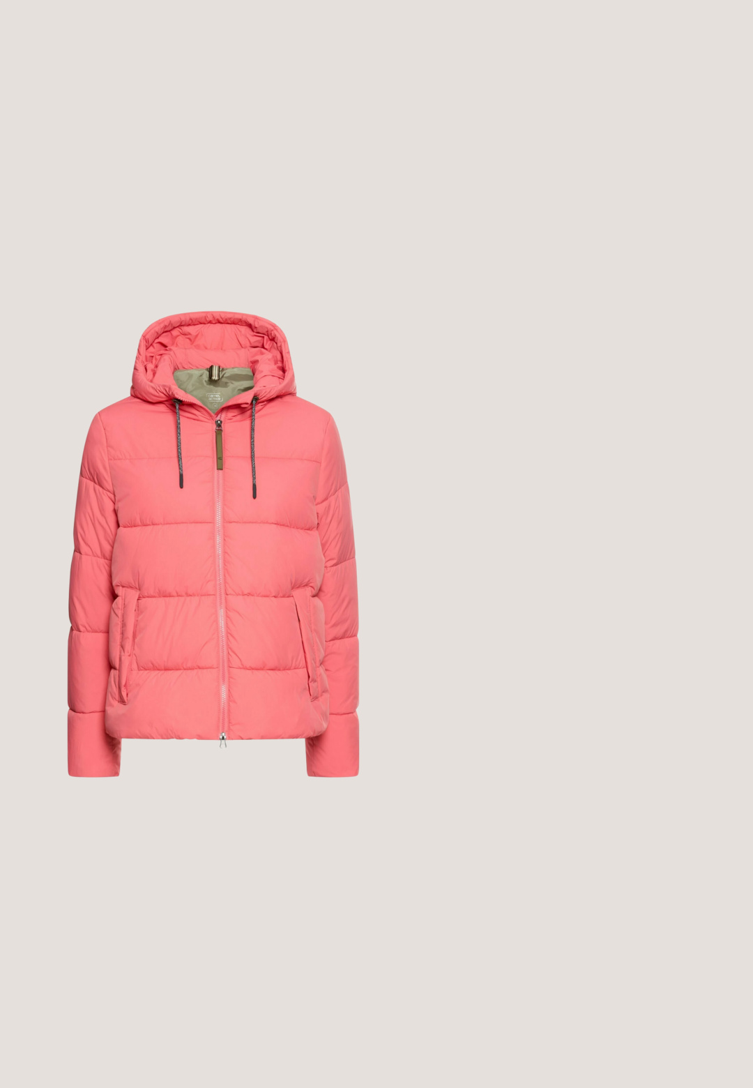 Roze pufferjack met een rits aan de voorkant, capuchon en zijzakken. De stof is glad met een gewatteerd patroon en contrasterende koorden.; Zwarte hoodie met een voorste kangoeroezak, trekkoordcapuchon en witte cursieve tekst "Love Runs Wild" op de borst. Zachte stofstructuur.; Zwarte denim capri-broeken met een aansluitend ontwerp, voorzakken en een enkele knoopsluiting, met een gladde textuur en enkel lengte.; Ed Hardy WAVES - Sneakers laag - white/black; Roze rechthoekige crossbodytas met zwarte rits en brede zwart-witte verstelbare schouderriem, met een klein vierkant merklogo-plakkaat.; Zilveren ring met een ovale blauwe saffier in het midden, omringd door kleine heldere stenen. Gladde band met een gepolijste afwerking.