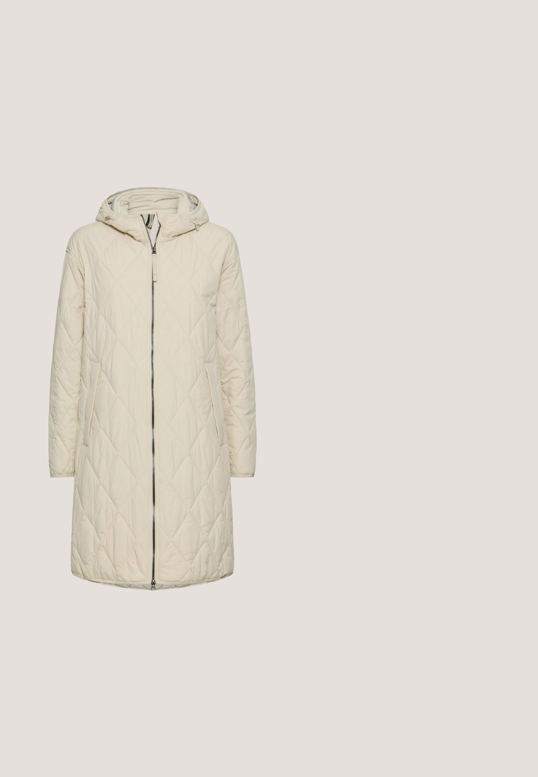 Beige quiltet lang frakke med hætte, lynlås foran og sidelommer. Blød tekstur og diamantmønster over det hele.; Beige strikket pullover med bredt halsudskæring, lange ærmer og ribbede manchetter og nederdel. Blød tekstur, afslappet pasform, minimalistisk design.; Beige bukser i strækstof med bred, høj talje. Lige ben uden lommer eller dekorative elementer. Glat tekstur.; Beige Chelsea støvler med en glat læderoverdel og elastiske sidepaneler. Tyk, robust gummisål med karakteristisk mønster og trækstrop.; Kremfarvet håndtaske med brune håndtag og aftagelig skulderrem, med lodret brun kant og en lille metalbrandlogo foran.; Guld ring med en oval hvid sten i midten, flankeret af to gennemsigtige accenter. Glat band med minimalistisk design.