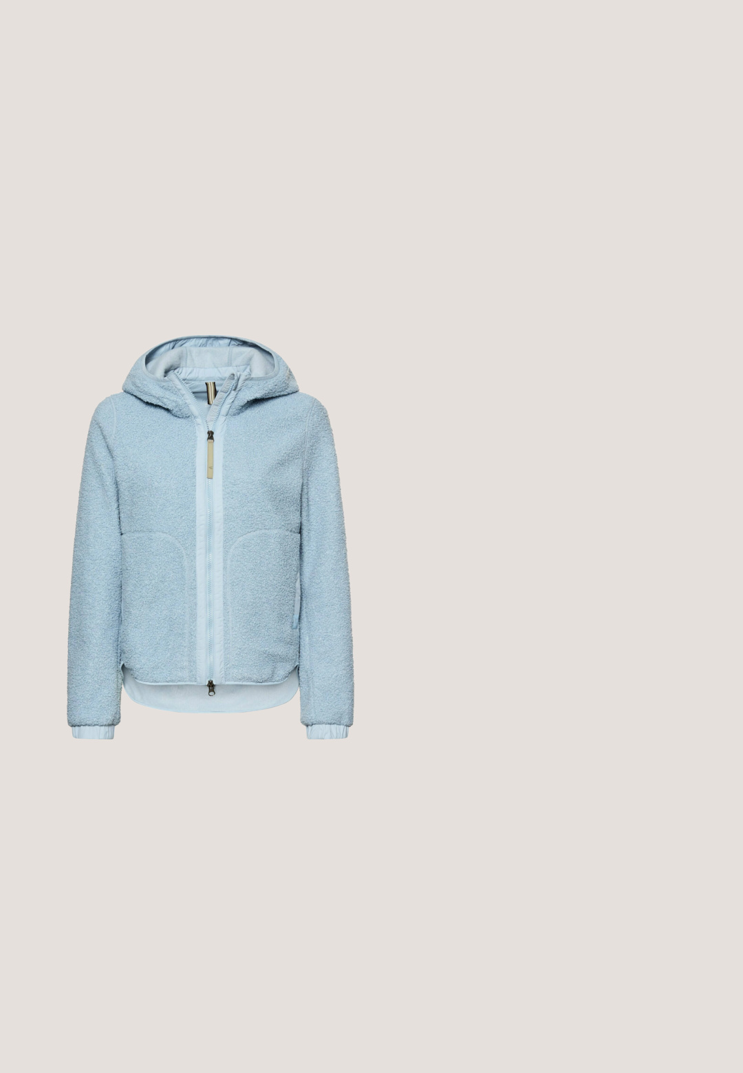 Lichtblauwe fleecejack met capuchon, voorzien van een frontrits, twee zijzakken en elastische manchetten, ontworpen voor warmte en comfort.; Lichtblauw shirt met lange mouwen met dunne horizontale witte strepen, ronde halslijn en kleine tekst nabij de onderste linker zoom.; Lee CAROL - Straight leg jeans - laundry line; Lichte gebreide sneakers in grijstinten, met een ademende mesh bovenkant, elastische veters en een gevoerde witte zool. Inclusief zilveren accenten.; Lichtblauwe leren schoudertas met klepsluiting en verstelbare riem, met zijwaartse metalen gespen en minimalistisch ontwerp.; Zilveren armband met een dolfijnvormige hanger, voorzien van twee gestructureerde koordstrengen en een kreeftenhaak voor een veilige sluiting.