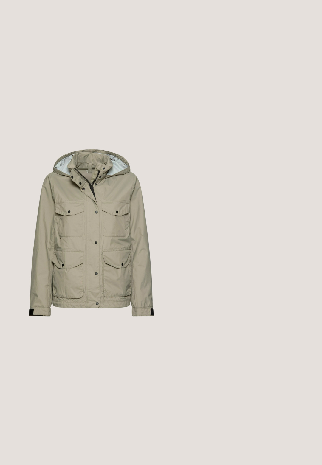 Beige jas met capuchon, voorzien van een ritssluiting aan de voorkant, drukknopen, vier klepzakken met knopen en verstelbare polsbanden.; Wit shirt met lange mouwen, zwarte horizontale strepen en een klein borstzakje, getoond op een effen witte achtergrond.; Zwarte cargobroek met knoopsluiting, meerdere zakken en gestikte details. Gemaakt van stevig stof met een losse pasvorm.; Hoge zwarte rubberen laars met een gestructureerde afwerking, WODEN-logo op de zijkant en een versterkte zool met gesprenkelde accenten.; Zwarte zonnebril met een slank cat-eye vorm, voorzien van paarse gradient lenzen en gouden accentdetails op het frame.; TOM TAILOR GIA CROSS BAG M - Schoudertas - schwarz black