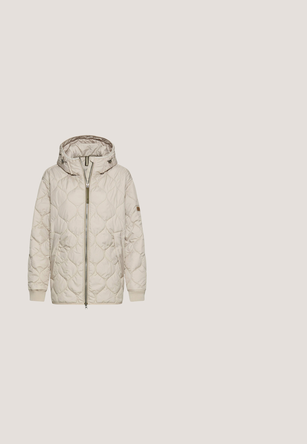 Beige doorgestikte jas met capuchon, ritssluiting, zijzakken en geribde manchetten aan de mouwen, ontworpen voor koud weer.; Off-white trui met lange mouwen en ronde hals, eenvoudig design en een zachte, licht gestructureerde stof.; Beige shirt met lange mouwen, witte horizontale strepen en een ronde hals, weergegeven op een witte achtergrond.; Skinny jeans van donkerblauwe denim, met een middelhoge taille, vijf zakken en contrasterende stiksels. Gladde textuur met een lichte stretch.; Beige sneakers met een gestructureerde stof en een bovenwerk van suède, crèmekleurige accenten en een rubberen zool. Voorzien van een decoratieve zijstreep en veters.; Beige leren schoudertas met een klepopening en een zilverkleurige sluiting, voorzien van een afneembare schouderband en een gestructureerd oppervlak.