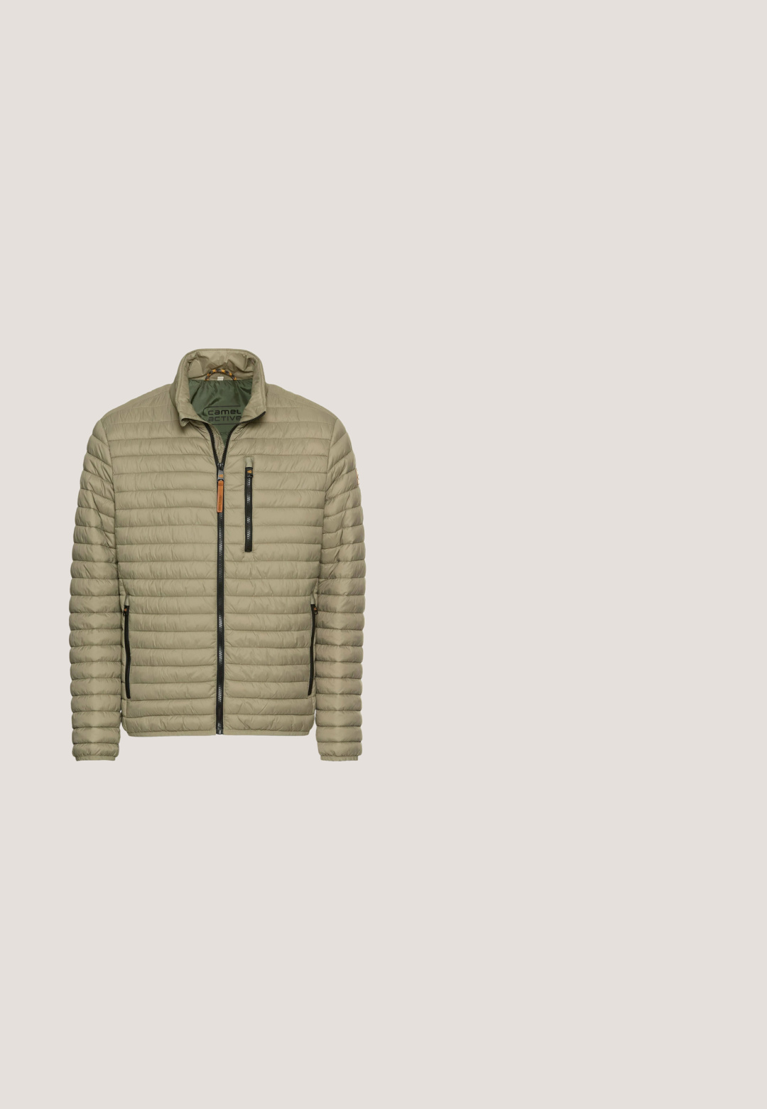 Khaki pufferjack met een ritssluiting aan de voorkant, elastische manchetten en twee zijzakken. Heeft een gequilt ontwerp en een opstaande kraag.; Bruine hoodie gemaakt van een zachte stof, met een kangaroezak, ribgebreide boorden en een ontspannen pasvorm.; Effen perzikkleurig T-shirt met korte mouwen en een ronde hals, plat gelegd op een witte achtergrond, met een label aan de binnenkant van de hals.; Beige cargobroek met een elastische tailleband, trekkoordsluiting, zijzakken en taps toelopende pijpen, gemaakt van lichtgewicht, gladde stof.; Licht olijfgroene sportschoen met mesh- en suède panelen, elastische veter zonder strik, gewatteerde kraag en witte dempende zool met zwart profiel.; Bruine geruite schoudertas van synthetisch materiaal met een verstelbare band en een logo-detail aan de voorkant. Compact rechthoekige vorm.