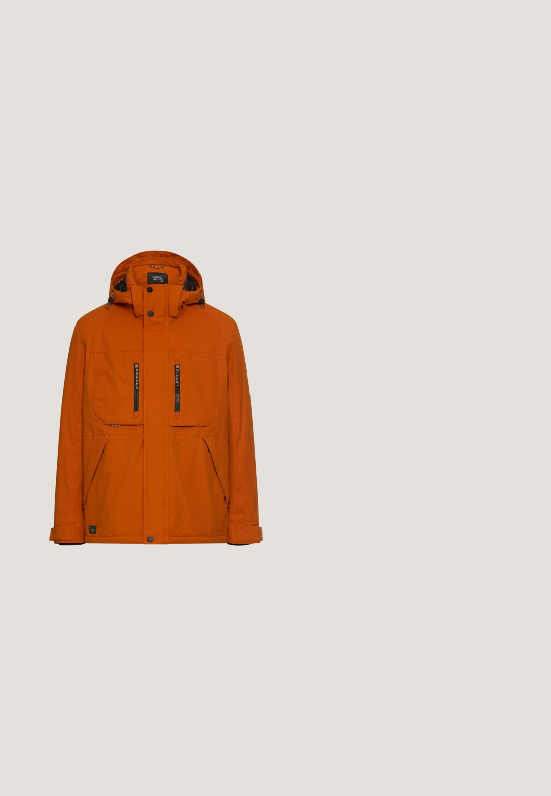 Oranje waterdichte jas met een capuchon, twee voorzakken met rits en een ritssluiting. Heeft een gestructureerde stof en verstelbare manchetten.; Oranje longsleeve trui van een textiele stof, met een ribbelkraag en een logo-opdruk op de linker mouw. Rechte zoom en aansluitende manchet.; Oranje katoenen t-shirt met een ronde hals en korte mouwen. Heeft een klein logo op de borst en een label aan de zoom.; Lichtblauwe denim jeans met een rechte pasvorm, vervaging rond de dijen en contrasterende stiksels. Beschikt over vijf zakken en een ritssluiting.; Bruine leren enkellaarzen met een gepolsterde zwarte kraag, gele veters en een witte en grijze zool. Kenmerkt zich door een merketiket aan de zijkant.; Lichtbruine leren schoudertas met meerdere ritssluitingsvakken en een riem met een ronde patch met een metalen ankerdecoratie.