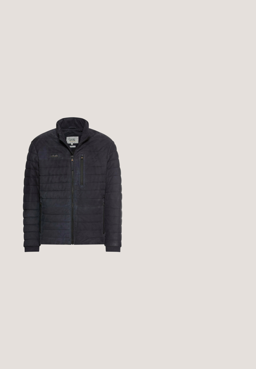 Polstret sort jakke med høj krave, lynlås foran og to sidelommer. Har struktureret stof og diskret branding på brystet.; Mørkegrå zip-up sweater med et tekstureret strikkedesign, der har en høj krave samt ribbede manchetter og kant. Lynlåsen er sort.; Grå langærmet skjorte med henley-krave, tre knapper og en subtil tekstur. Har et lille logo nær kraven og et mærke.; Slim-fit jeans i mørk denimvask, med fem lommer, bæltestropper og lynlås. Glat tekstur med minimal fading og syningsdetaljer.; Sorte læder ankelstøvle med rund tå, snørelukning, struktureret overflade og en lav stablet hæl med en kontrasterende detalje på siden.; Sort tekstureret læder crossbody taske med en lynlåslomme og justerbar stropp; har en forlomme og et mærketikette foran.