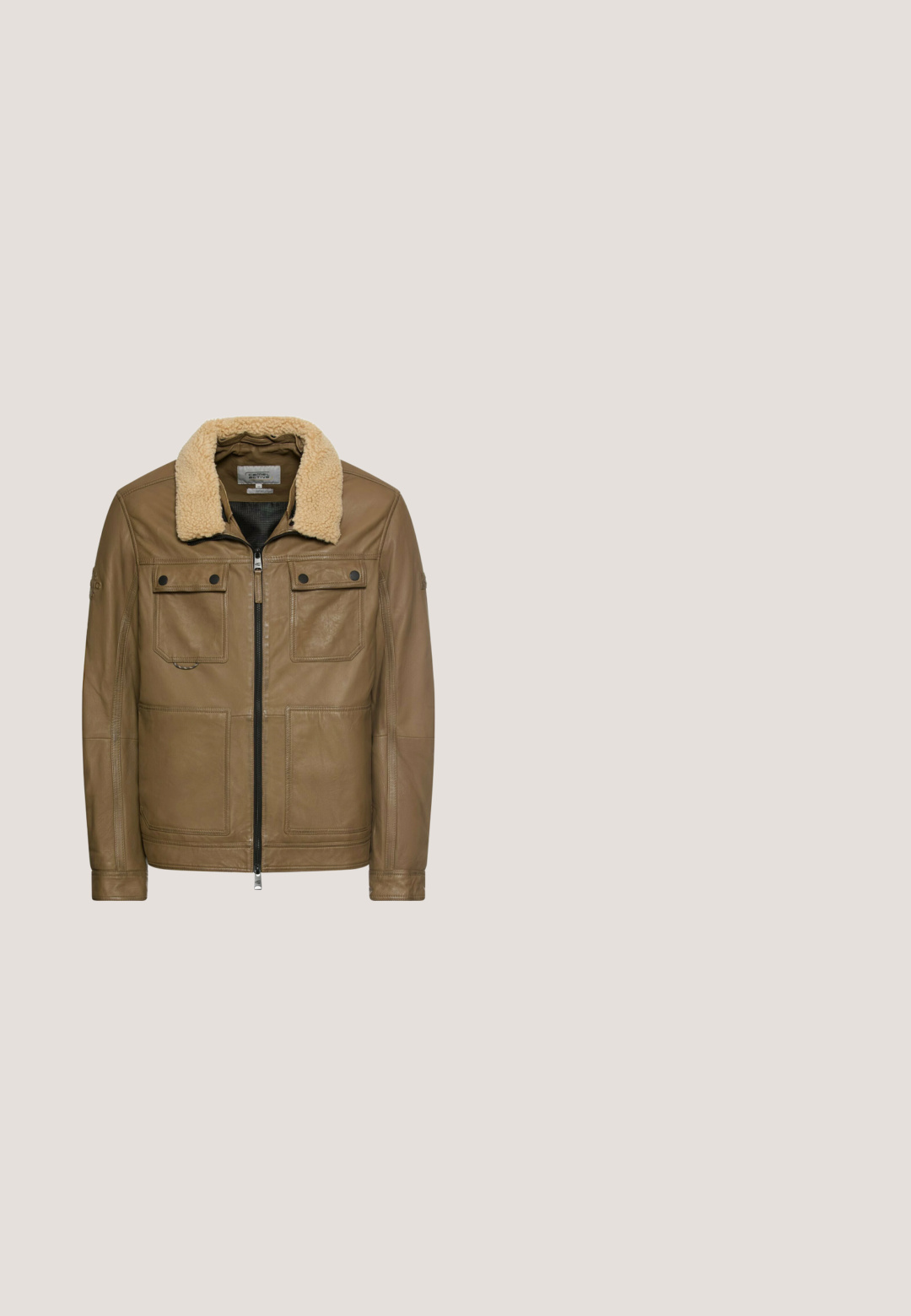 Bruine leren jas met een schapenvacht kraag, ritssluiting aan de voorkant en twee voorzakken met drukknoopsluitingen. Soepele textuur met gestikte details.; Redmond Trui - braun; Lange mouwen shirt van lichtbeige stof met een button-down kraag, een borstzak en een sluiting met knopen aan de voorkant. Fijne textuurdetails overal.; Beige katoenen broek met een rechte pijp, voorzien van zijzakken, een knoopsluiting en een subtiele textuur.; Bruine leren enkellaars met een ronde neus, vetersluiting aan de voorkant, gestikte details en een lage houten hak. Duurzame zool voor extra grip.; Bruine leren crossbodytas met een gestructureerd oppervlak, voorzien van een voorvak met rits en een afneembare schouderriem. Compact rechthoekig ontwerp.