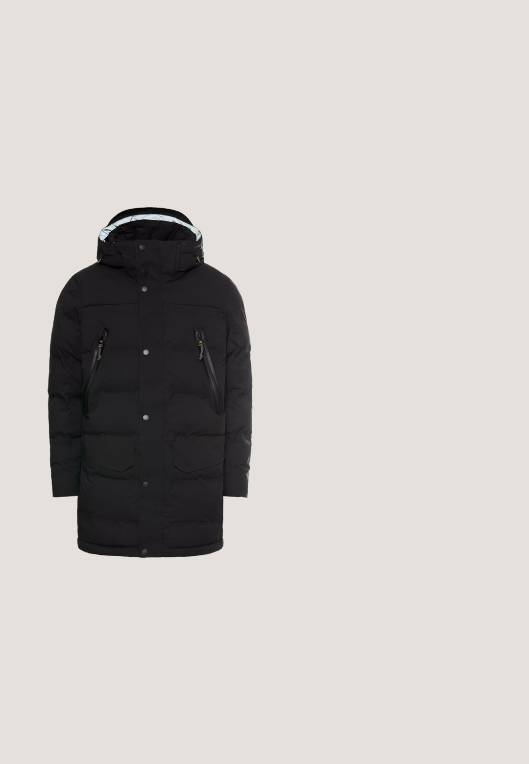 Schwarze isolierte Winterparka mit Kapuze, vorderen Druckknöpfen und vier Reißverschlusstaschen, entworfen zum Schutz gegen kaltes Wetter.; Hellgrauer Fleece-Pullover mit schwarzem Halbzip, schwarzem Kragenbesatz und einer schwarzen Reißverschlusstasche auf der linken Seite.; Schwarzes T-Shirt mit kurzen Ärmeln und Rundhalsausschnitt, mit kleinem Logo auf der Brust und kleinem Etikett nahe dem unteren Saum.; Schwarze Slim-Fit-Jeans mit Vordertaschen, Knopfverschluss und Gürtelschlaufen, vor weißem Hintergrund gezeigt.; Schwarze Leder-Ankle-Boots mit runder Zehenpartie, strukturiertem Kragen, flachen Schnürsenkeln, Gummisohle und orangefarbigen Tag-Details. Genähte Akzente entlang der Kante.; Schwarze Umhängetasche aus einer Mischung von Leder und Textilmaterialien, mit Reißverschluss und abnehmbarem Riemen mit Logodetail.