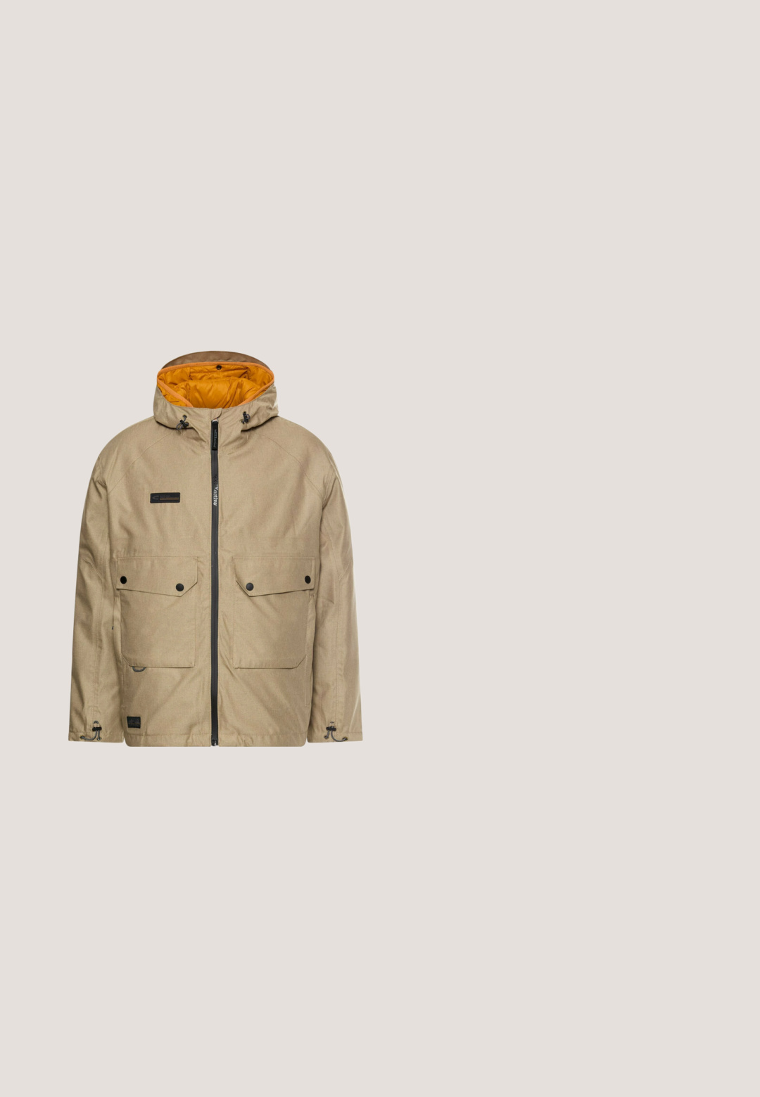 Beige jack met capuchon, met een gele voering. Inclusief twee voorklikken met kleppen, een rits aan de voorkant en verstelbare trekkoorden.; Oranje longsleeve trui van een textiele stof, met een ribbelkraag en een logo-opdruk op de linker mouw. Rechte zoom en aansluitende manchet.; Bruin T-shirt met korte mouwen met gele en zwarte bergafbeelding en tekst "ADVENTURES camel active" aan de voorkant.; Bruine cargo shorts voor heren met meerdere zakken, knoop- en ritssluitingen, riemlussen en een rechte pijpvorm.; Tan suède laars met een zwarte gewatteerde kraag, metalen oogjes en rubberen zool, voorzien van ton-sur-ton stiksels en een logo aan de zijkant.; Bruine leren schoudertas met een gestructureerd oppervlak, ritsluiting, verstelbare schouderband en reliëflogo op de voorzak.