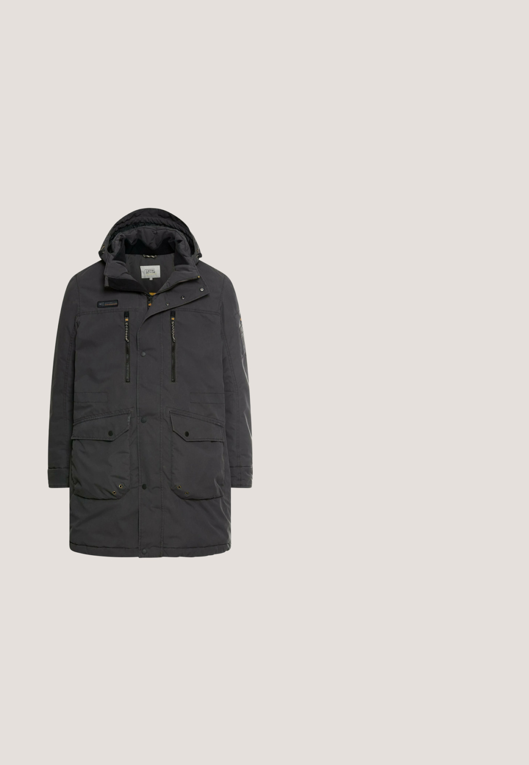Schwarz langer Parka mit Kapuze, ausgestattet mit mehreren Reißverschluss- und Knopf-Taschen, einem Reißverschluss vorne und einer strukturierten Stoffoberfläche.; Dunkelgrauer Strickpullover mit hohem Kragen und halber Reißverschlussöffnung. Verfügt über ein geripptes Design und lange Ärmel. Einfaches, modernes Design.; Kurzärmeliges, grau meliertes Henley-Shirt mit drei Knöpfen und einer kleinen Brusttasche, flach auf weißem Hintergrund liegend.; Schwarze Slim-Fit-Jeans mit Vordertaschen, Knopfverschluss und Gürtelschlaufen, vor weißem Hintergrund gezeigt.; Schwarzer Lederknöchel-Stiefel mit rundem Zehenbereich, Schnürung vorne, Metallösen, gepolstertem Kragen und dicker Gummisohle mit tiefem Profil.; Schwarze, strukturierte Leder-Crossbody-Tasche mit einem Reißverschlussfach und verstellbarem Gurt; verfügt über eine Fronttasche und ein Markenlabel auf der Vorderseite.