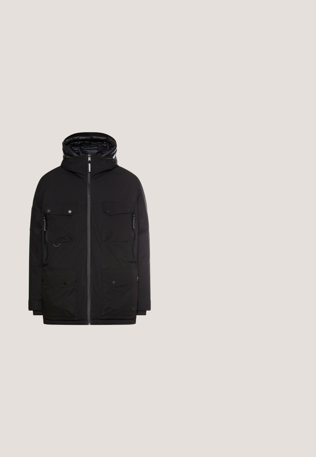 Zwarte geïsoleerde jas met een rits aan de voorkant en een capuchon, met twee grote klepzakken, een zijzak en een textuurstof met contrasterende hardware.; Zwarte pullover met een hoge kraag en een kwart rits. Beschikt over lange mouwen en een klein logo op de borst. Zachte gebreide textuur.; Donkergroen polo shirt, gemaakt van gladde stof, met een klassieke kraag, korte mouwen, een drieknopen-strook en een subtiel logo op de borst.; Zwart denim broek met wijde pijpen, voorzien van contrasterende gele stiksels, een vijf-pocket ontwerp en een knoopsluiting in de taille. Duurzame materiaalkwaliteit.; Zwarte suède veter enkellaars met gevoerde kraag, reliëf aan de zijkant, dikke profielzool en afgeronde neus.; Zwarte schoudertas van duurzaam materiaal, met een klep-sluiting, een verstelbare schouderband met merknaam, en een rechthoekige vorm.
