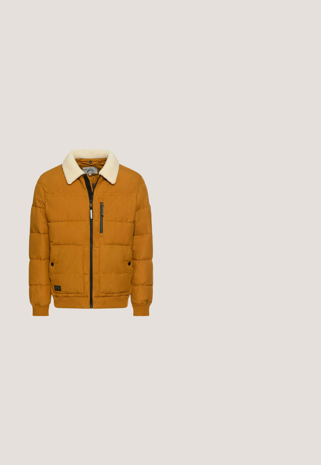Sennepsgul puffer-jakke med krave i cremefarvet faux fur, vandret quiltet design, sort lynlås foran og to store forlommer.; Kamelfarvet brunt langærmet striktrøje med ribstrikket krave, manchetter og kant, med en lille mørk broderet logo på venstre bryst.; Rød og brun ternet skjorte med lange ærmer og standard krave. Har en lomme på venstre bryst og tekstureret stof.; Brune fløjlsbukser med slim fit, der har fem lommer, en frontlukning med knap og en karakteristisk ribbet tekstur overalt.; Brune læderankelstøvle med en rund tå, sorte snørebånd og en tekstureret overflade, der præsentere en lys brun sål med godt fodfæste.; camel active LAOS - Skuldertasker - cognac