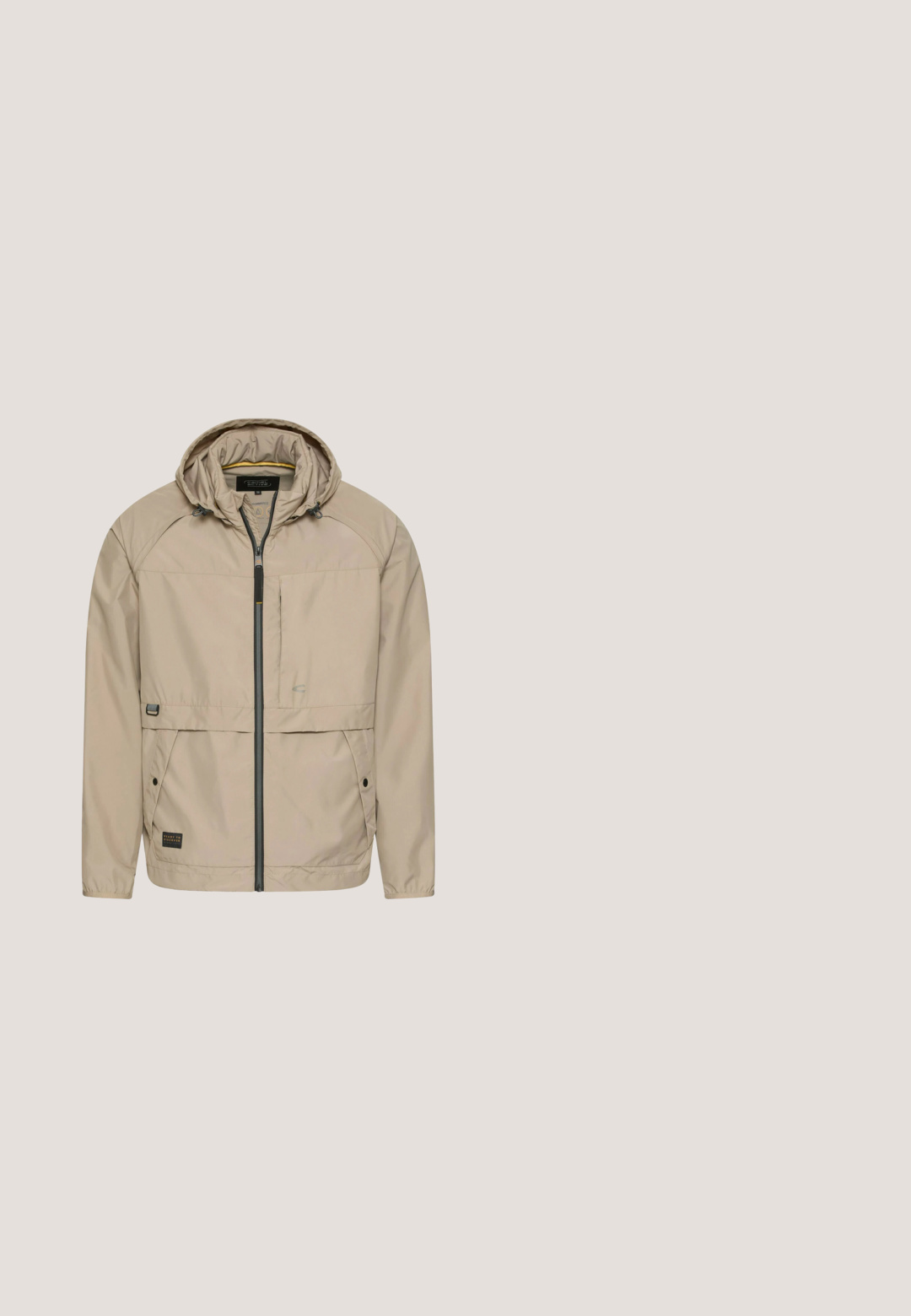 Beige Kapuzenjacke mit vorderem Reißverschluss, zwei Klappentaschen mit Druckknöpfen, verstellbaren Kordeln an der Kapuze und elastischen Bündchen.; Strickpullover mit hohem geripptem Kragen und halbem Reißverschluss. Hat ein geometrisches Muster in Creme-, Grau- und Brauntönen. Weiche Textur.; Beiges Poloshirt mit kurzen Ärmeln, weichem Kragen und V-Ausschnitt, mit kleinem Brax-Logo auf der linken Brust.; Beige Denim-Shorts mit geradem Schnitt, fünf Taschen, einem Knopfverschluss und genähten Details. Glatte Textur und knielanges Design.; Brauner Leder-Stiefelette mit vorderer Schnürung, gepolstertem Kragen, kontrastreichen Nähten und robuster Gummisohle, mit der Aufschrift "Made for Daily Adventures."; Braune Leder-Geldbörse mit Reißverschluss, glatter Textur, rechteckiger Form und einer vorderen Tasche mit geprägtem "JOOP!"-Logo.