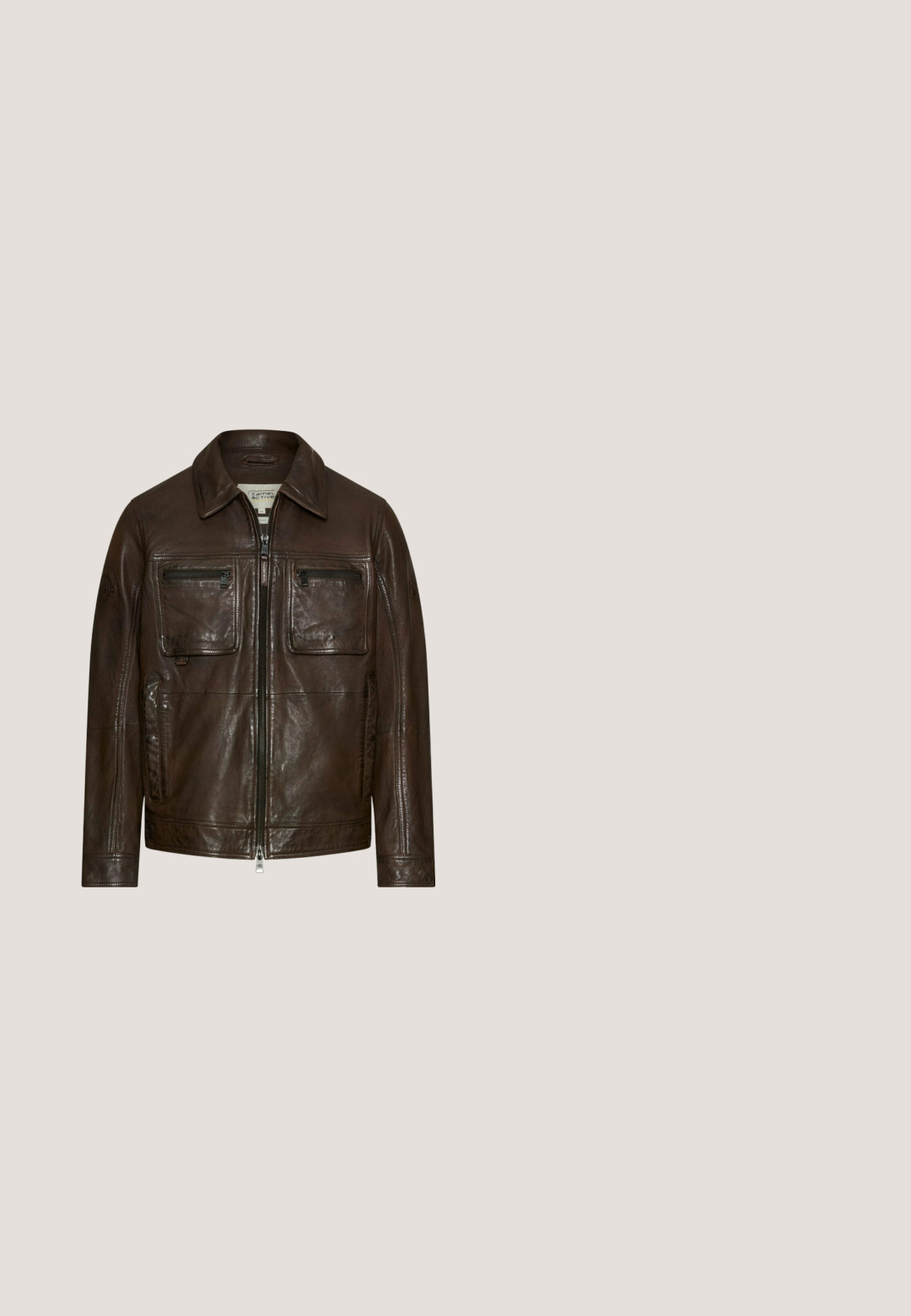 camel active PILOTEN- MIT INNENTASCHEN - Læderjakker - brown; Lyseblå denimskjorte med lange ærmer, knap-ned krave og hvide knapper. Har et lille broderet logo på brystet.; Mørkeblå denimjeans med en klassisk lige pasform, der har fem lommer, knaplukning og op rullede manchetter, som viser en lys blå foring.; Brune læder chelsea støvler med rund tå, elastiske sidepaneler og en lille trækflap; tekstureret overflade og subtile syninger.; Mørkeblå tørklæde bundet i en løkke, prydet med intrikate paisley-mønstre i guld, rød og grøn. Fremstillet af blødt, letvægtigt stof.; Brun læderbælte med en struktureret overflade, der har en metalspænde med en vejrslidt sølvfarve og indgraveret mærkenavn.