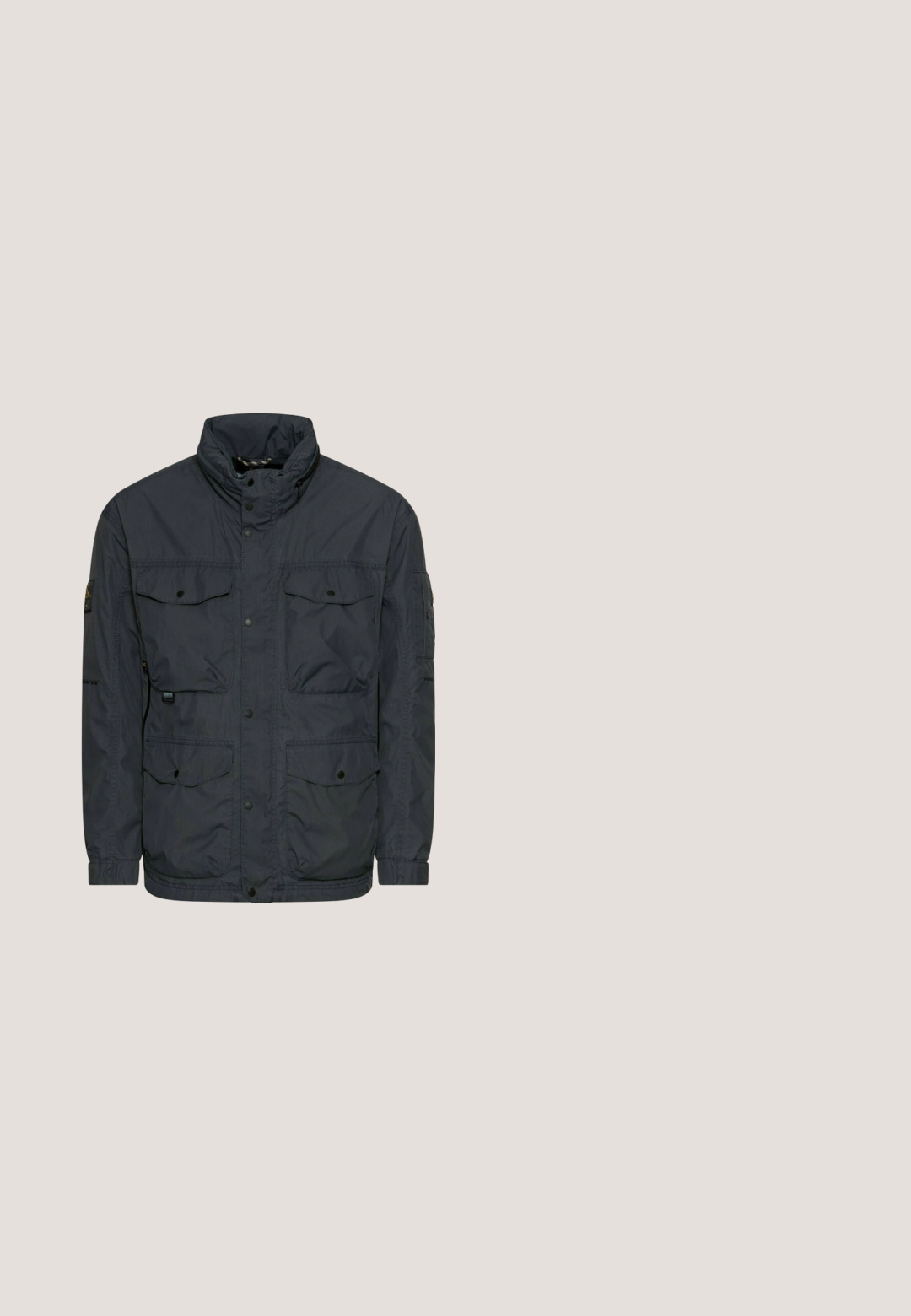 Donker marineblauwe jas met lange mouwen, hoge kraag, drukknoopsluiting aan de voorkant en vier klepzakken met knoopsluiting.; Zwarte zip-up cardigan met een hoge ribgebreide kraag, textuur gebreide stof, ribgebreide manchet en zoom, en een klein leren label aan de onderzijde.; Korte mouwen T-shirt met ronde hals en dunne horizontale strepen in lichtgrijze, beige en gedempte groene tinten.; Zwarte denim jeans met een rechte pasvorm. Bevat voorzakken, een knoopsluiting en een vervaagde textuur voor een versleten uitstraling.; Zwarte leren enkellaars met een textuurstof kraag, ronde neus, vetersluiting aan de voorkant en een robuuste zool; bevat minimale metalen accenten.; Zwarte leren schoudertas met ritssluiting, rechthoekige vorm, gemarmerde afwerking en een logo-patch aan de voorkant. Verstelbare schouderband inbegrepen.