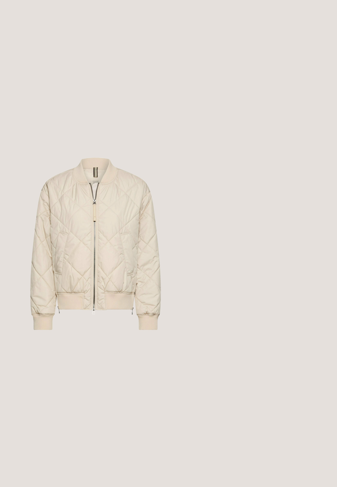 Beige quiltet bomberjakke med ribbet krave, manchetter og kant, med lynlås foran og to sidelommer.; Cremefarvet sweatshirt med rund halsudskæring, raglanærmer og ribstrikkede manchetter. Glat tekstur og minimalistisk design uden mønstre.; Beige joggerbukser lavet af blødt stof, med en snoretræk i taljen, to frontlommer og tapered ben for et tætsiddende look.; Beige ankelstøvle med en glat læderfinish og elastiske sidelapper. Har en kraftig sål og et guldaccent på hælen.; Beige tekstureret crossbody-taske med justerbar rem, vandret lynlåslomme og lille metal brandlogo på frontens midte.; Delikat gyldent kædehalskæde med en lille hjertformet klar ædelstensvedhæng og en mærkat nær låsen indgraveret med "LAFETTE STORY."
