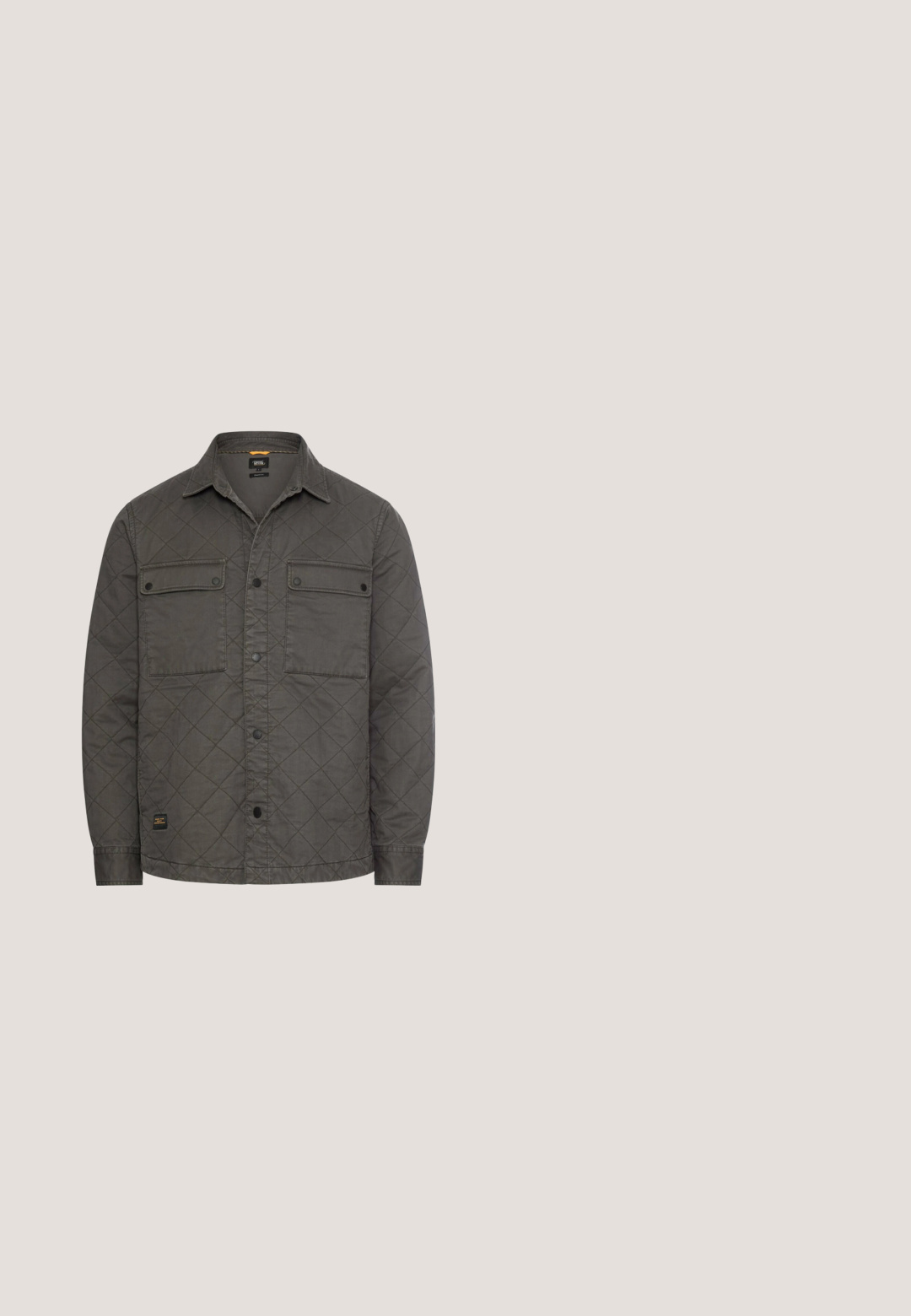 Dunkelgraue gesteppte Jacke mit Kragen, vorderen Druckknöpfen, zwei Brusttaschen mit Klappe und langen Ärmeln.; Grauer gestrickter Pullover mit einem Reißverschluss am hohen Kragen, der ein strukturiertes Muster und gerippte Bündchen aufweist. Enthält ein kleines Logo an den Ärmeln.; Langärmliges weißes T-Shirt aus weicher Baumwolle, mit Rundhalsausschnitt, minimalistischem Design und kleinem Logo auf der Brust. Schwarzes Etikett am Saum.; Schwarze Slim-Fit-Jeans mit Vordertaschen, Knopfverschluss und Gürtelschlaufen, vor weißem Hintergrund gezeigt.; Schwarze Knöchelstiefel aus glattem Leder mit runder Zehenpartie, sechs Metallösen, gelben Akzenten und einer robusten Gummisohle.; Schwarze Leder-Crossbody-Tasche mit strukturiertem Finish, Reißverschlussfächern, einem verstellbaren Trageriemen und einem kleinen Etikett-Detail.