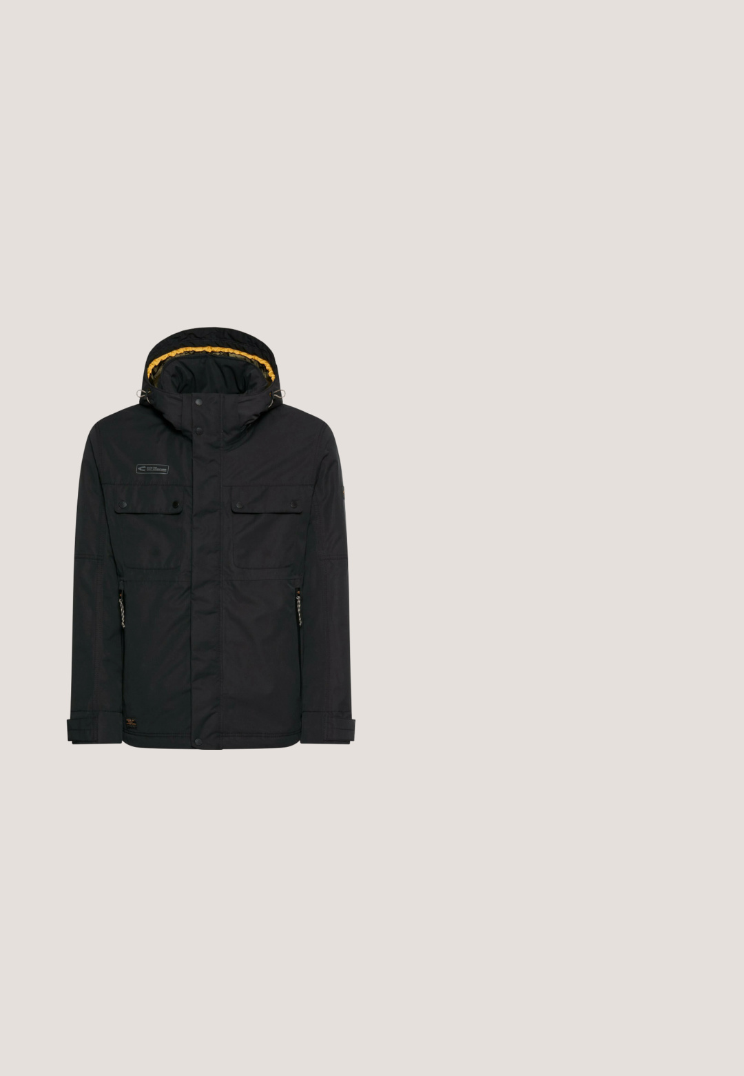 Zwarte gewatteerde jas met capuchon, borstzakken met drukknopen, zijzakken met rits en verstelbare manchetten, weergegeven tegen een witte achtergrond.; Zwarte zip-up cardigan met een hoge ribgebreide kraag, textuur gebreide stof, ribgebreide manchet en zoom, en een klein leren label aan de onderzijde.; Korte mouwen T-shirt met ronde hals en dunne horizontale strepen in lichtgrijze, beige en gedempte groene tinten.; Donkergrijze slim-fit jeans voor heren met vijfzakkenontwerp, knoopsluiting en subtiele vervaging aan de voorkant van de dijen.; Zwarte leren enkelboots met een gladde textuur, contrasterende grijze stiksels en een rubberen zool met een profielontwerp. Metalen veterogen en een gele accent.; Zwarte gevlochten stoffen riem met zwarte metalen gesp en leren uiteinde, keurig opgerold op een witte achtergrond.