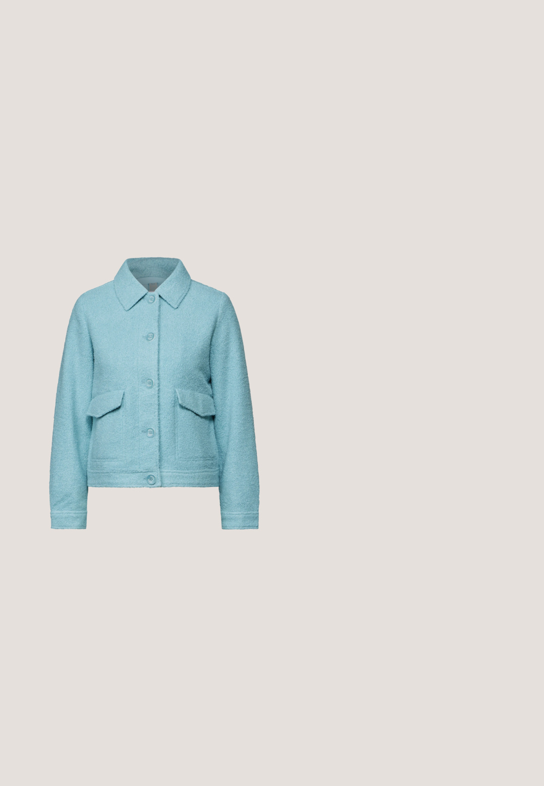 Veste texturée bleu clair avec un col, fermeture à boutons sur le devant et deux poches plaquées. Présente des manches longues et un design cropped.; T-shirt uni à manches courtes et col rond, de couleur bleu royal, avec un ourlet légèrement arrondi, présenté sur un fond blanc.; Jupe trapèze en similicuir noir avec taille haute et coutures apparentes à l'avant et près de l'ourlet.; Bottine en cuir noir avec un bout pointu, un talon bloc et une texture lisse. Design simple avec des lignes épurées et sans quincaillerie visible.; Sac à bandoulière en cuir noir texturé avec fermeture à rabat et sangle réglable, petit logo de marque blanc au centre devant.; Bague en argent sterling avec une finition lisse et polie. Design de bande large avec une forme arrondie. Marquée "925" sur le côté intérieur.