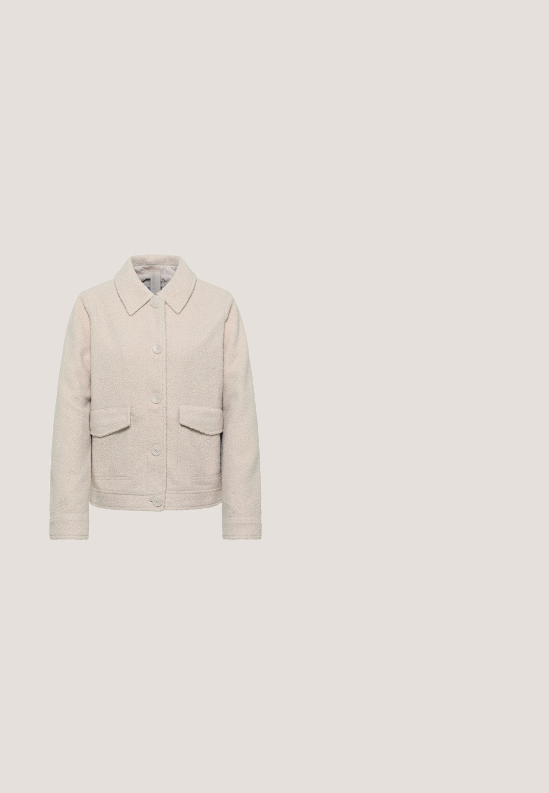 Lyse beige tekstureret jakke med knaplukning, bred krave, lange ærmer og to klaplommer ved taljen.; Beige cardigan lavet af tekstureret strikmateriale, med rund halsudskæring, lange ærmer og knaplukning foran.; Enkel beige t-shirt med korte ærmer, løs pasform og rund hals, vist på hvid baggrund uden synlige logoer eller mønstre.; Beige brede bukser lavet af letvægtsstof, med knaplukning og frontfolder for ekstra detalje. Glat tekstur.; Brune læder loafer med en glat tekstur, der har et dekorativt bånd og guldfarvet hardware, hviler på en lys beige gummisål.; Skuldertaske i cremefarvet læder med justerbar rem og sølvlynlås, med diskret mærkelogo nederst til højre på forsiden.