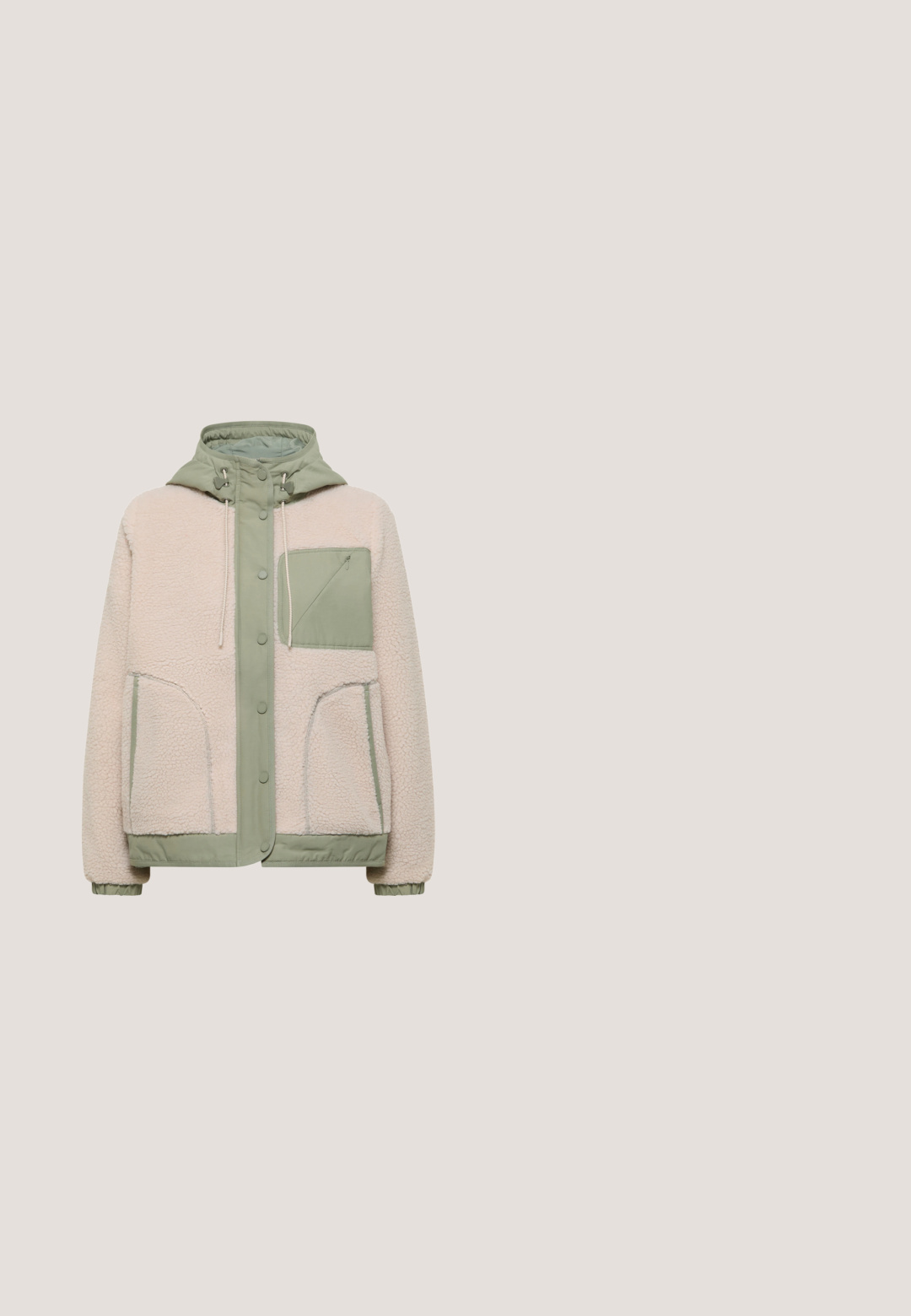 Beige Sherpa-Fleecejacke mit grünem Kapuzenfutter, Knopfleiste, Reißverschlusstasche auf der Brust und zwei Seitentaschen mit grünem Besatz.; Hellgrünes Wickelkleid mit V-Ausschnitt, Dreiviertelärmeln und Gürtelschlaufe. Hergestellt aus strukturiertem Stoff, mit umgeschlagenen Manschetten und lockerer Passform.; Beige flache Sandale mit gekreuzten Vorderriemen, Knöchelriemen mit goldener Schnalle und hellbrauner gepolsterter Sohle.; Hellbraune, durchscheinende Cat-Eye-Sonnenbrille mit verlaufenden braunen polarisierten Gläsern und dünnen Bügeln vor weißem Hintergrund.; Sanftes hellgrünes Lederhandtasche mit abgerundeten Griffen und abnehmbarem Schulterriemen, vor weißem Hintergrund dargestellt.; Goldene Kettenarmband mit ovalen Gliedern, einer strukturierten Oberfläche, einem Karabinerhaken und einem kleinen Markenetikett.
