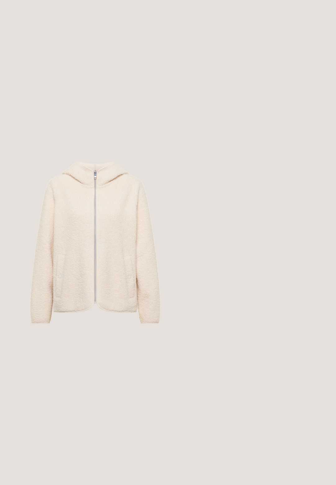Veste en polaire couleur crème avec capuche, fermeture éclair sur toute la longueur à l'avant, manches longues et poches latérales, présentée sur fond blanc.; Kaffe KABETTY - Pullover - chalk cc; Pantalon beige à jambes droites avec fermeture à boutons et zip à l'avant, passants pour ceinture et design à cinq poches.; Baskets en cuir blanc et beige avec des accents en daim, dotées d'un bout rond, de trois bandoulières Velcro et d'une semelle en caoutchouc couleur gomme.; Sac à épaule en cuir lisse beige avec poignée courte, bord supérieur arrondi et logo discret embossé au centre avant.; Deux boucles d'oreilles en argent au design torsadé. Texture lisse avec une finition brillante ; une boucle est petite et l'autre est plus grande.