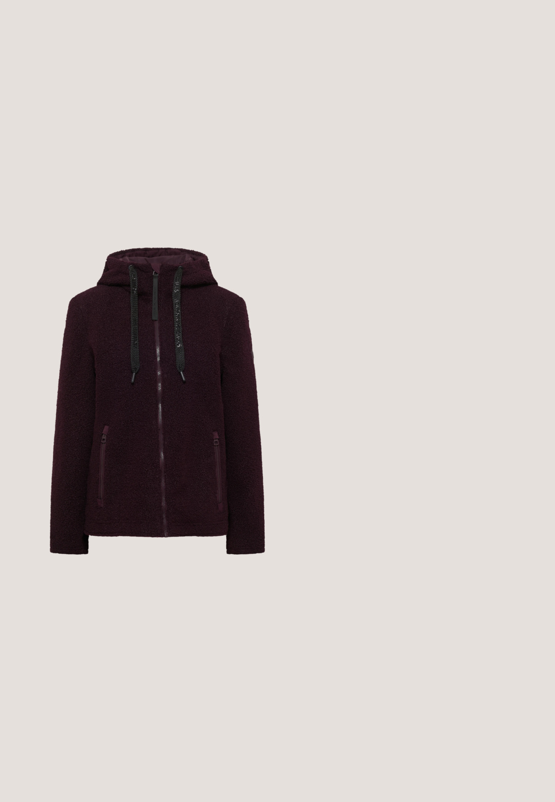 Veste en polaire violet foncé avec capuche, fermeture éclair intégrale devant, cordons noirs et deux poches avant zippées.; Pull bordeaux à col haut, présentant un motif en zigzag texturé et des poignets ainsi qu'un ourlet côtelés. Confectionné dans un matériau en maille douce.; Haut en turtleneck à manches longues bordeaux, fabriqué à partir d'un tissu lisse et extensible, avec un design ajusté et des coutures minimales, mettant en valeur une silhouette épurée.; Personne portant un jean skinny noir taille haute et des talons noirs à bout pointu, debout devant un fond blanc uni.; Baskets basses décontractées bordeaux avec lacets à l’avant, fermeture éclair latérale dorée, panneaux latéraux texturés et semelle en caoutchouc blanche et marron.; Sac à main en daim rouge foncé avec des anses en cuir marron foncé plus longues, détails cordon sur le côté et logo argenté "Lancaster" au centre devant.