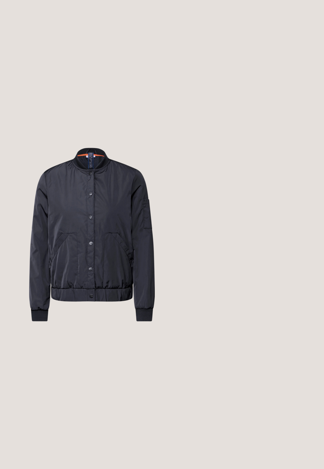 Veste de bombardier navy en tissu lisse et imperméable, dotée d'une fermeture éclair à l'avant, de poignets côtelés et de poches latérales. Ourlet droit avec un subtil éclat.; Haut en tricot bleu clair à manches courtes avec motif en dentelle, col rond, poignets et ourlet côtelés, présenté sur fond blanc.; Jean en denim bleu foncé avec une coupe droite, cinq poches et un ourlet brut. Présente des coutures contrastées et un bouton métallique de fermeture.; Baskets en daim bleu avec des lacets blancs, deux bandes blanches sur les côtés, un détail blanc au talon, et une semelle épaisse en caoutchouc marron clair.; Petit sac cabas avec toile à motif ondulé bleu et blanc et anses en cuir marron, poche avant à pression, forme rectangulaire.; Boucles d'oreilles en argent en forme de papillon avec des surfaces lisses et réfléchissantes et des bords arrondis. Le design comprend deux pièces identiques.