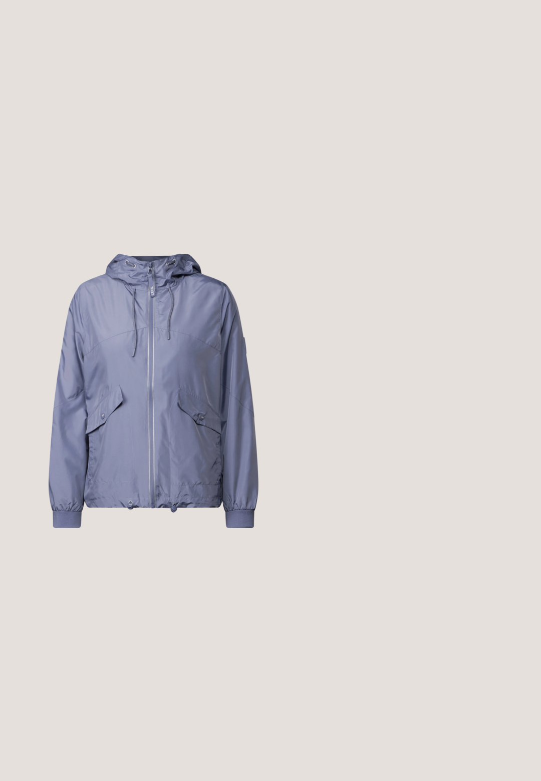 Chaqueta cortavientos de color azul claro con cierre de cremallera en el frente, capucha con cordón, dos grandes bolsillos frontales y puños elásticos. Tejido suave y brillante.; Vestido azul claro sin mangas con cuello halter, con cuerpo ajustado y falda acampanada, con un detalle de nudo atado en el escote.; Mules planos blancos con punta afilada, con un detalle circular de perlas y herrajes dorados. Material suave con un diseño minimalista.; Gafas de sol con montura transparente, lentes cuadradas con degradado oscuro y varillas de mármol beige que presentan un pequeño logo dorado de Coach.; Bolso bandolera azul claro con una correa desmontable, que presenta un ciervo cervatillo bordado y una planta en maceta en el frente.; Collar de cadena plateada con tres colgantes de frutas coloridas: un limón, una fresa y una naranja, cada uno con detalles en verde y textura.