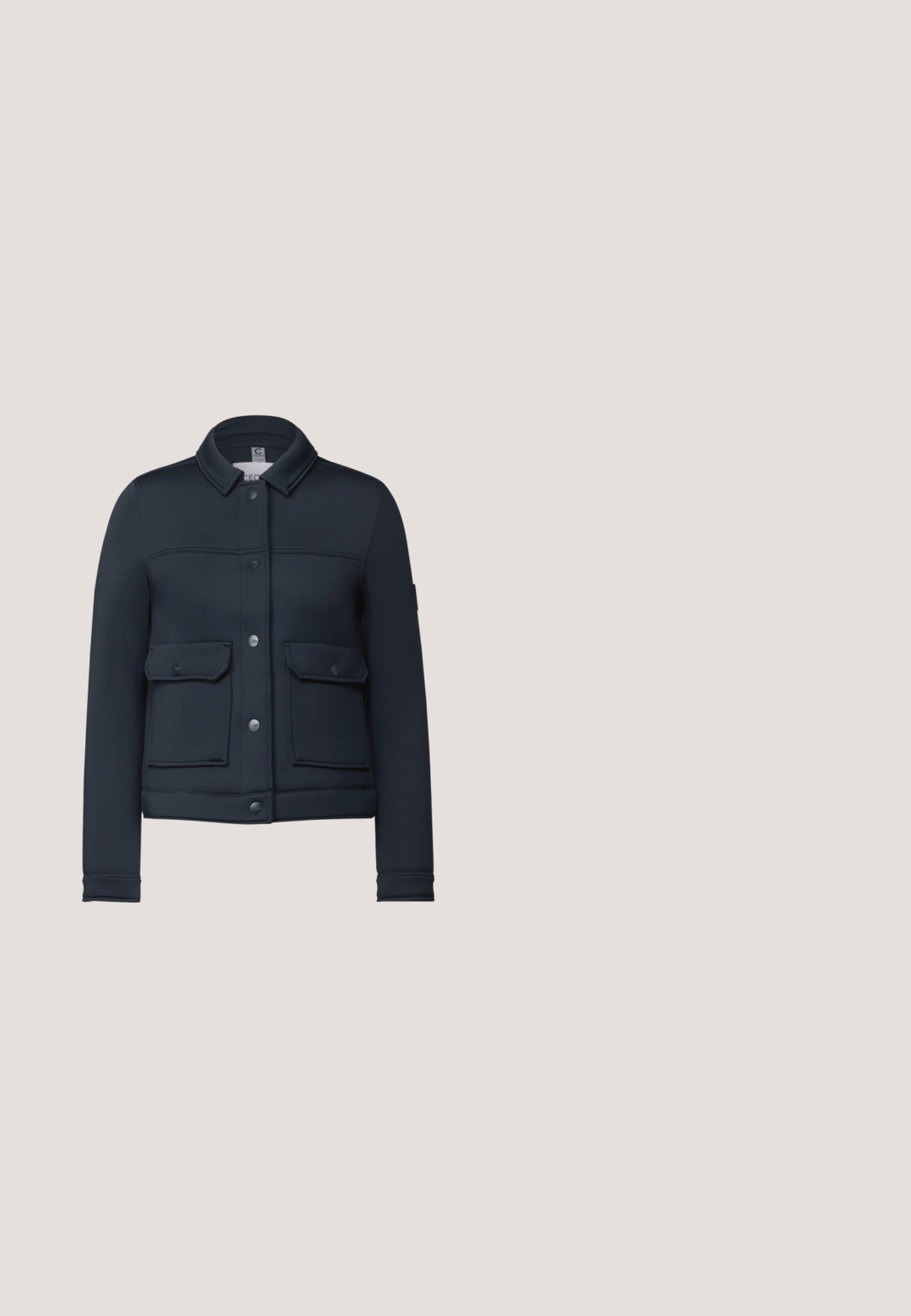 Donkerblauwe jas van zachte stof met een kraag, sluiting met knopen aan de voorkant en twee borstzakken. Bevat gestikte details aan de voorkant.; Marineblauw overhemd met knopen en verticale strepen in wit en lichtroze. Heeft twee borstzakken, een kraag en lange mouwen. Gemaakt van katoen.; Navyblauwe wijde broek gemaakt van zacht materiaal, met een gladde textuur, twee frontplooien en knoopaccenten aan de zoom.; Marineblauwe leren schoenen met een dikke zool en kettingdetails op de bovenkant, gecombineerd met loszittende donkerblauwe spijkerbroeken.; Marineblauwe rechthoekige handtas met afgeronde hoeken, een enkele zwarte riem en bovenste ritssluiting.; Zilveren oorringen met een gladde, gepolijste afwerking, een subtiele, ronde vorm en een veilige sluiting.