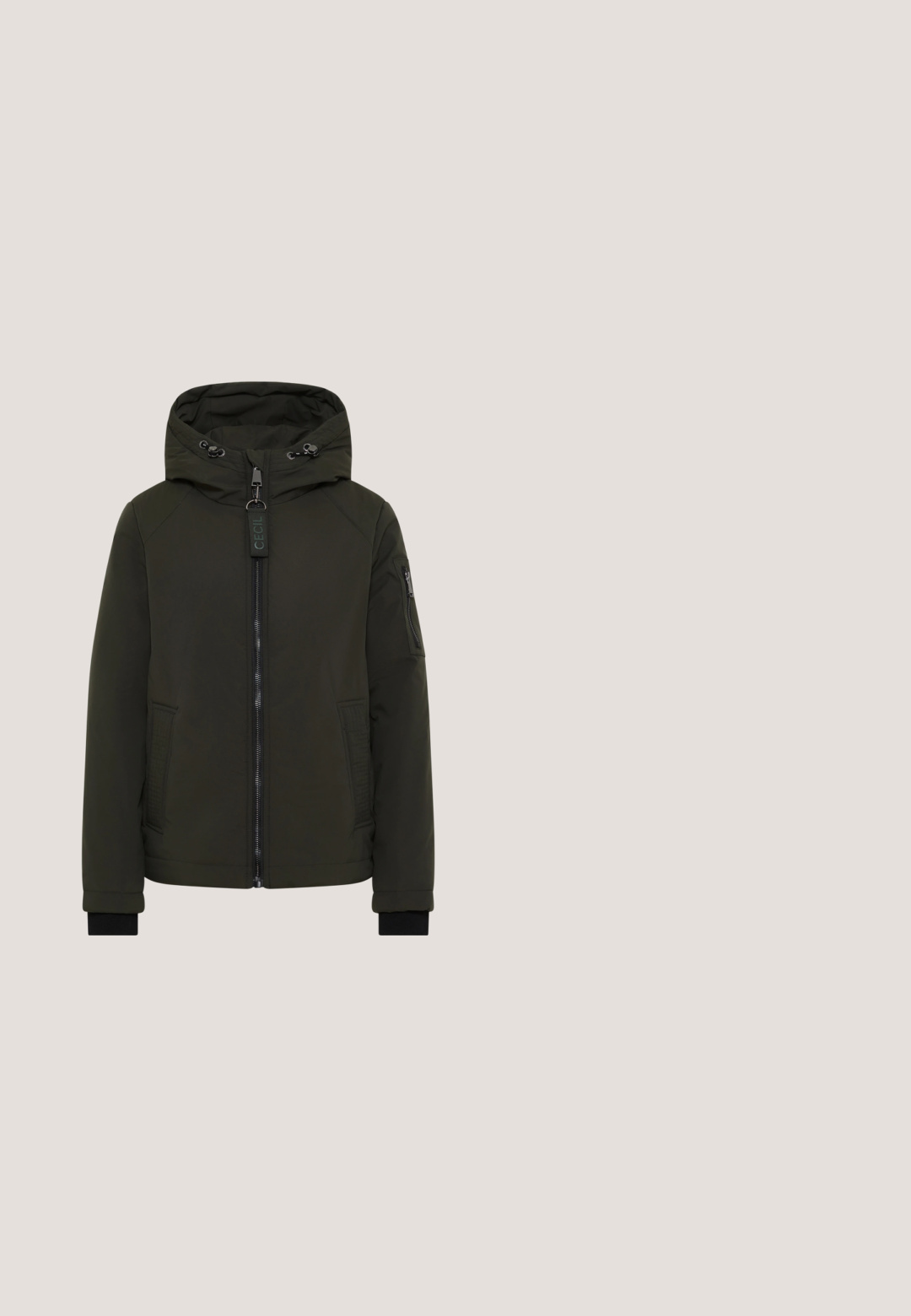Grøn polstret jakke med hætte, der har en frontlynlås, sidelommer og teksturerede detaljer på ærmerne. Justerbar snøre i hætten.; Simpel hvid kortærmet T-shirt med rund hals, løs pasform og en lille stofetiket på den nederste sidesøm.; Brune afslappede bukser med snoretræk og elastisk linning, lige ben og diskrete sidelommer.; Sorte læder knæhøje støvler med en glat overflade, slouchy design, lynlås i siden og en flad gummisål med en rillede mønster.; Beige lædertaske med aftagelig skulderrem med striber, topgreb og sølvspænde foran mod hvid baggrund.; Guldring med et stiliseret tal "3," prydet med farverige ædelsten: grøn, blå, orange og pink, med en glat, blank overflade.