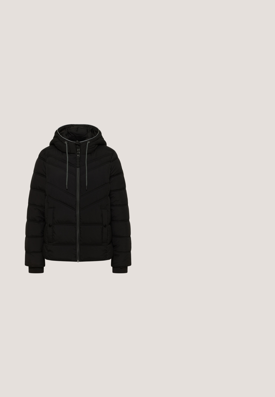 Doudoune noire avec capuche, présentant un motif en chevrons, fermeture éclair à l'avant, deux poches latérales et accents à cordon. Texture lisse.; Haut de sweat à capuche zippé gris avec cordon de serrage, coupe décontractée, poches latérales, poignets et ourlet côtelés, fabriqué en tissu doux et respirant.; T-shirt blanc uni à manches courtes et col rond présenté sur un fond gris clair.; Jean droit bleu clair en denim, doté de cinq poches, d'une fermeture à bouton et de zones légèrement décolorées pour créer une texture.; Baskets blanches avec une tige en tricot, bout rond, fermeture à lacets et semelle texturée. Présente un col rembourré et des accents lisses.; Petit sac à main en cuir crème en forme de croissant avec une seule bandoulière et une fermeture éclair supérieure sur un fond uni.