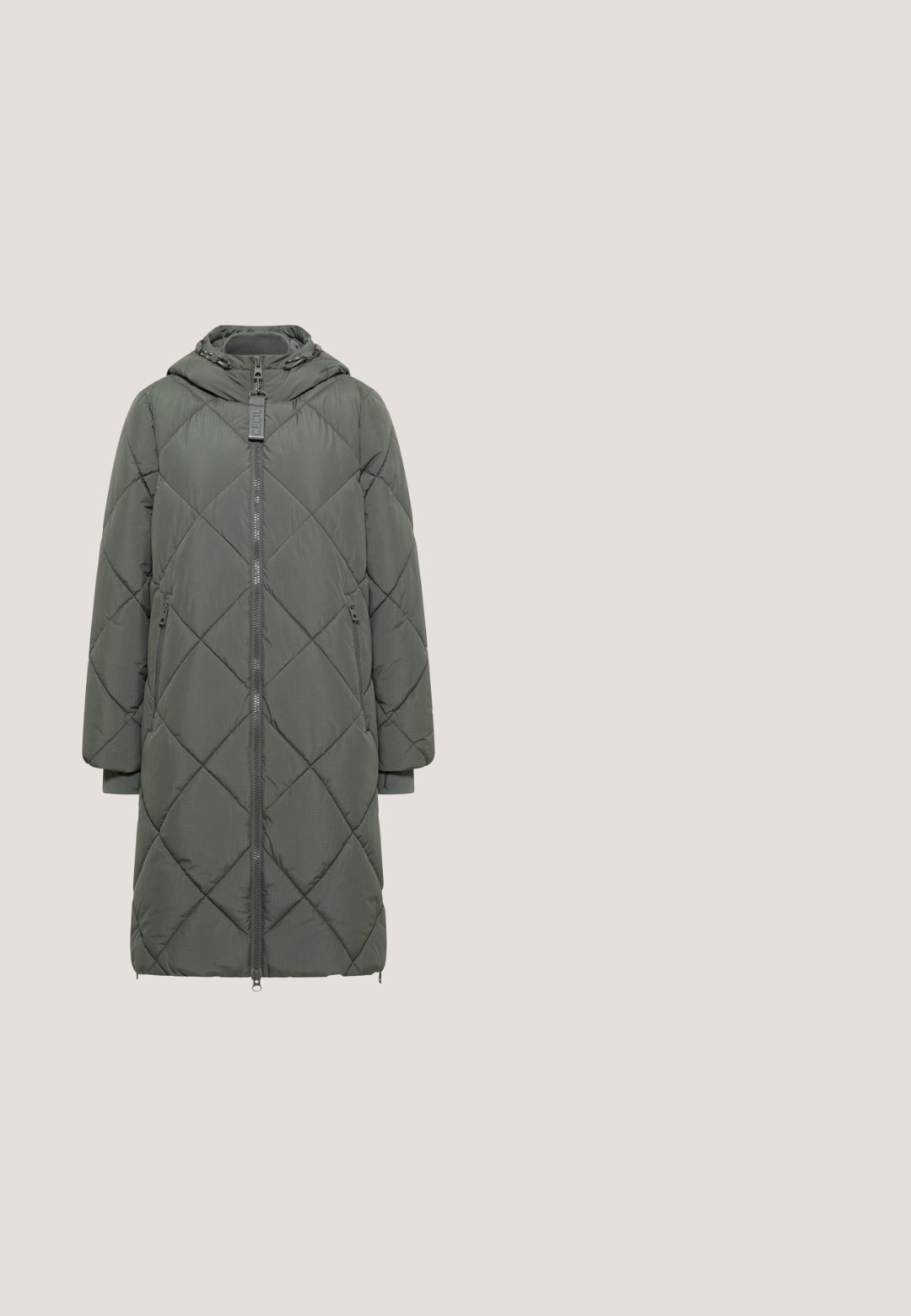 Long manteau matelassé vert olive avec capuche, motif en losanges, fermeture éclair à l'avant et poches latérales. Fabriqué en matériau léger.; Pull gris clair côtelé avec un col haut et des manches longues, présentant un motif diagonal et un tissu texturé.; T-shirt blanc uni à manches longues avec col rond, ourlet droit et manches ajustées, présenté sur un fond neutre.; RE/DONE EASY - Jean droit - grigio; Botte mi-hauteur en daim taupe avec coutures visibles, semelle plate foncée et doublure en fourrure blanche aperçue sur le bord supérieur, présentée de profil sur fond blanc.; Sac à main en cuir taupe avec doubles poignées, fermoir argenté et bandoulière ajustable sur fond blanc.