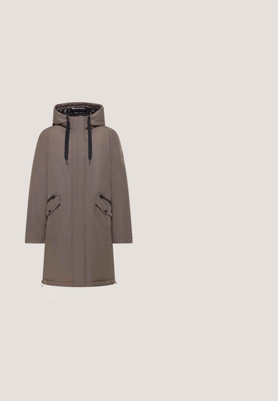 Parka grise matelassée avec capuche, cordon de serrage, poches latérales zippées et coupe droite. Présente une texture extérieure lisse et un design minimaliste.; Sweat-shirt gris à manches longues avec un col rond, coupe décontractée et poignets côtelés. Texture lisse avec un minimum de détails de couture.; T-shirt manches courtes gris foncé avec un col rond, une encolure en forme de V et deux cordons suspendus sur fond blanc.; Jean en denim gris à coupe droite avec fermeture par bouton et fermeture éclair, poches avant et arrière, et passants de ceinture.; Baskets athlétiques gris clair avec tige en maille, fermeture à lacets, accent métallique au talon et semelle en caoutchouc blanche épaisse ondulée.; Sac fourre-tout en nylon gris avec des poignées supérieures doubles et une bandoulière amovible. Comprend une fermeture zippée centrale et un accent logo à l'avant.
