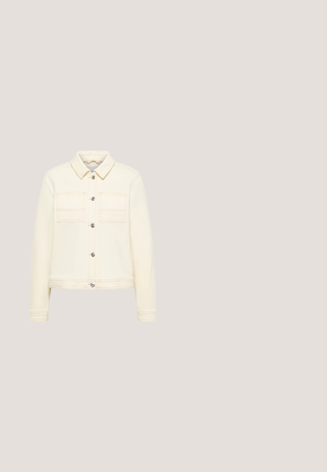 Crème-kleurig jasje met knopen, twee borstzakken, lange mouwen, een kraag en zichtbare stikdetails.; Geel-wit gestreept T-shirt met korte mouwen en V-hals, met een ontspannen pasvorm en zachte stof.; Lichtgele casual shorts met een knoop aan de voorkant, riemlussen, voorzakken en omgeslagen zoom.; Witte lage canvas sneakers met rubberen zool en neuskap, met vier metalen oogjes aan de zijkant, weergegeven in het rechterprofiel.; Kleine rechthoekige witte crossbodytas met voorvak, zilveren rits, gele trekker en verstelbare stoffen riem.; Gouden-hoepel oorbellen met kleine witte parels langs de buitenrand en een gestructureerde afwerking. Het merk "PILGRIM" is aan de binnenkant geperst.