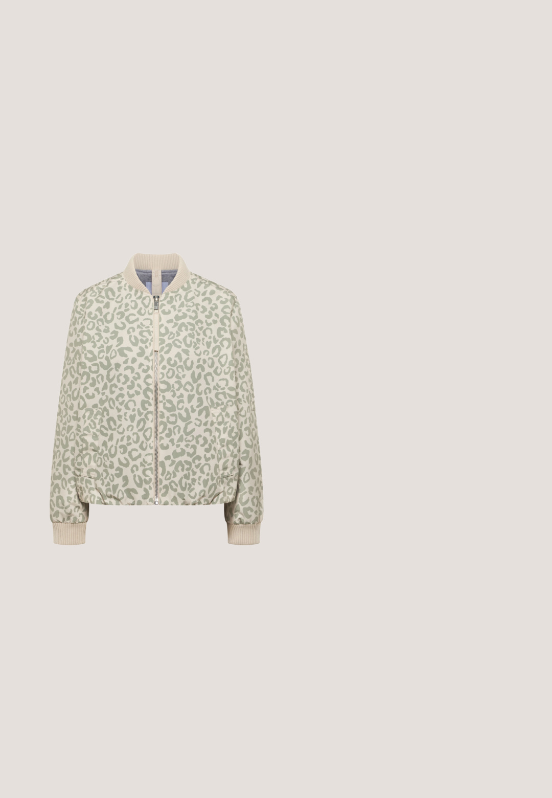 Hellbeige Bomberjacke mit dezenten grauen Leopardenflecken, geripptem Kragen und Bündchen, Reißverschluss vorne und seitlichen Taschen.; Olivgrüner gestrickter Pullover mit einem strukturierten geometrischen Muster, Rundhalsausschnitt und langen Ärmeln, aus einem weichen, flexiblen Material.; Grünes Baumwoll-T-Shirt mit rundem Ausschnitt und kurzen Ärmeln. Mit einem kleinen goldenen Herz-Design auf der Brust. Weicher Stoff, lässige Passform.; Khakifarbene, schmal zulaufende Hose aus glattem Stoff, mit flacher Front, Falten, seitlichen Taschen und umgeschlagenen Säumen.; Der Schuh verfügt über ein beiges Mesh-Obermaterial mit hellblauen Akzenten, einer strukturierten Gummisohle und einem gepolsterten Schaft für zusätzlichen Komfort. Goodyear-Branding sichtbar.; Beige Canvas-Handtasche mit zwei Schulterriemen, Metall-Schnallenakzenten und seitlichen Kordelverschlüssen.
