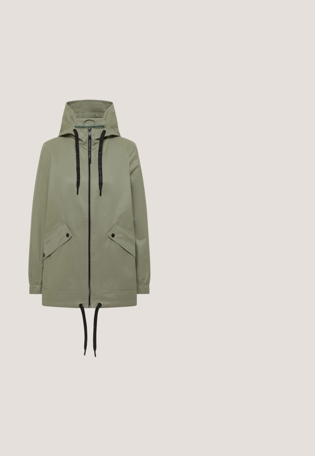 Hellgrüne Kapuzenjacke mit schwarzen Kordeln, Frontreißverschluss, schrägen Klappentaschen mit Druckknöpfen und elastischen Bündchen.; Schwarzer Kapuzenpullover mit Reißverschluss aus weichem Stoff. Mit Kapuze, Kordelzug und Reißverschluss vorne. Einfaches Design ohne sichtbare Muster oder Akzente.; Schwarzes, enganliegendes T-Shirt mit kurzen Ärmeln und Rundhalsausschnitt, glatte Textur, frontseitig auf einem schlichten weißen Hintergrund dargestellt.; Schwarze Baumwollshorts mit einem elastischen Bund, die eine glatte Textur und einen einfachen Schnitt aufweisen. Keine Taschen oder Verzierungen sind sichtbar.; Schwarze und beige Sneaker aus Mesh und Leder, mit einer strukturierten Oberseite, weißer Zwischensohle und schwarzem Außensohlen. Goldene Ösen als Detail.; Schwarze, halbmondförmige Schultertasche mit verstellbarem Riemen und Reißverschluss vorne, mit kleinem "GOT BAG."-Logo unten in der Mitte.