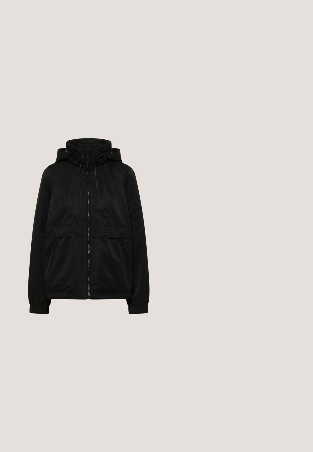 Chaqueta negra ligera con capucha, cremallera completa en la parte delantera, cordones en la capucha, puños elásticos y bolsillos delanteros angulados.; Camiseta negra de algodón con mangas cortas enrolladas. Presenta el texto blanco "Mundo de Mujeres" en una fuente casual centrado en el frente.; Leggings negros con una tela suave, cintura alta, diseño ajustado y sin costuras visibles, adecuados para uso casual o deportivo.; Zapatillas de cuero negro con punta de gamuza texturizada, suela negra gruesa y estriada, y acentos plateados, con un logo en el lateral y un talón en contraste.; Miriade SPORTIVA SPRINT - Riñonera - nero; Pulsera de cadena plateada con dos charm en forma de corazón, uno sólido y otro delineado, con cierre de langosta y cadena ajustable con un pequeño charm de lazo.
